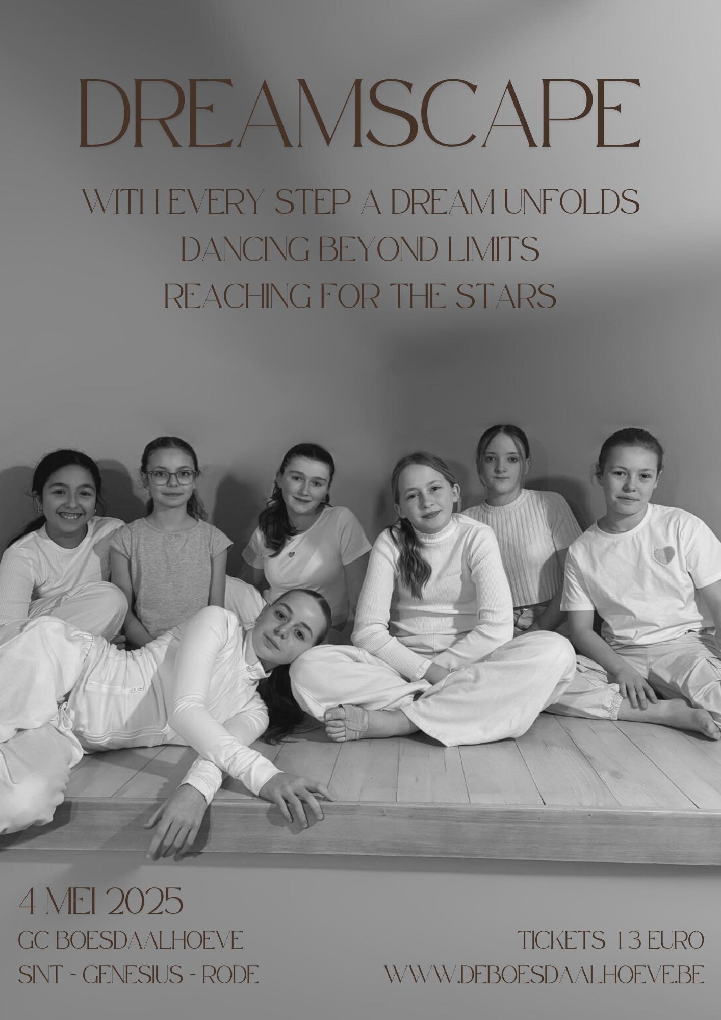 Zwarte en witte foto van zeven jonge meisjes die op een houten vloer zitten of liggen, met een tekst boven hen over dromen en dansen.