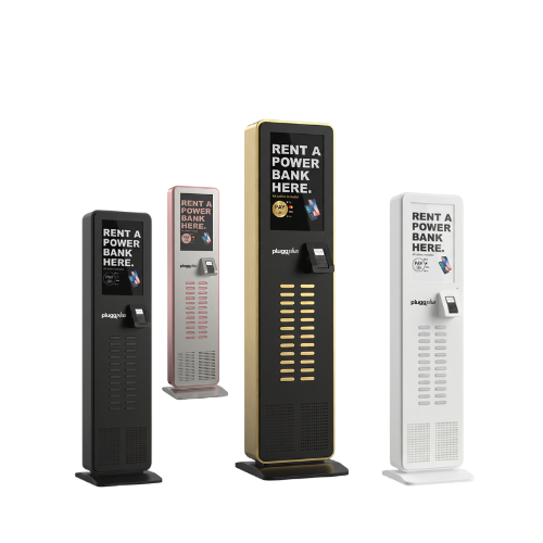 Quatro estações de aluguel de bateria portáteis em diferentes cores (preto, cinza, dourado e branco) com telas digitais e leitores de cartão.