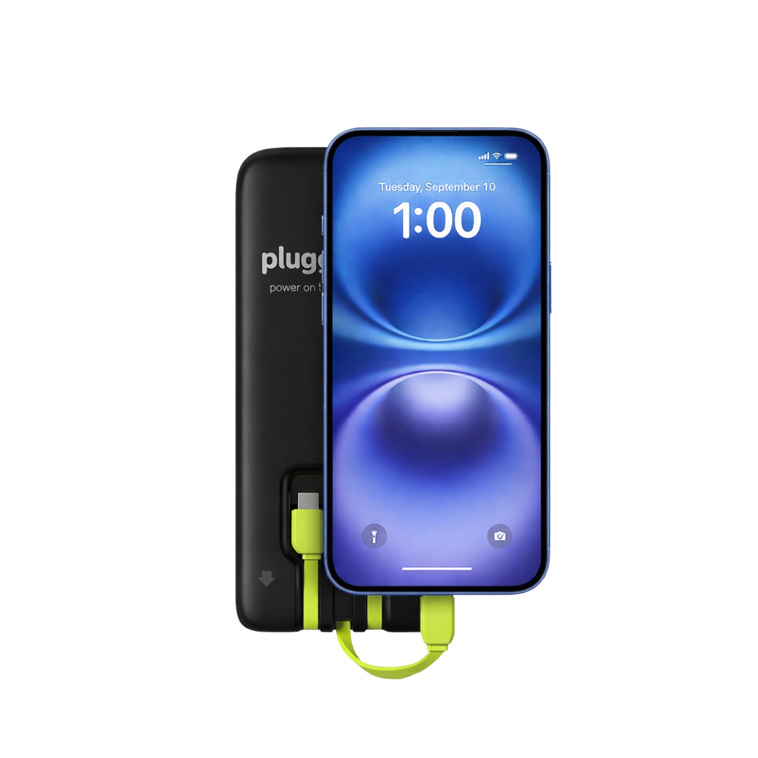 Smartphone azul com tela ligada exibindo data e hora, conectado a uma bateria portátil preta com detalhes verdes através de um cabo verde.