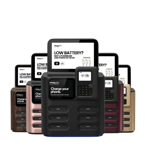 Carregador portátil com várias cores e telas de exibição digital, mostrando informações sobre bateria e energia.