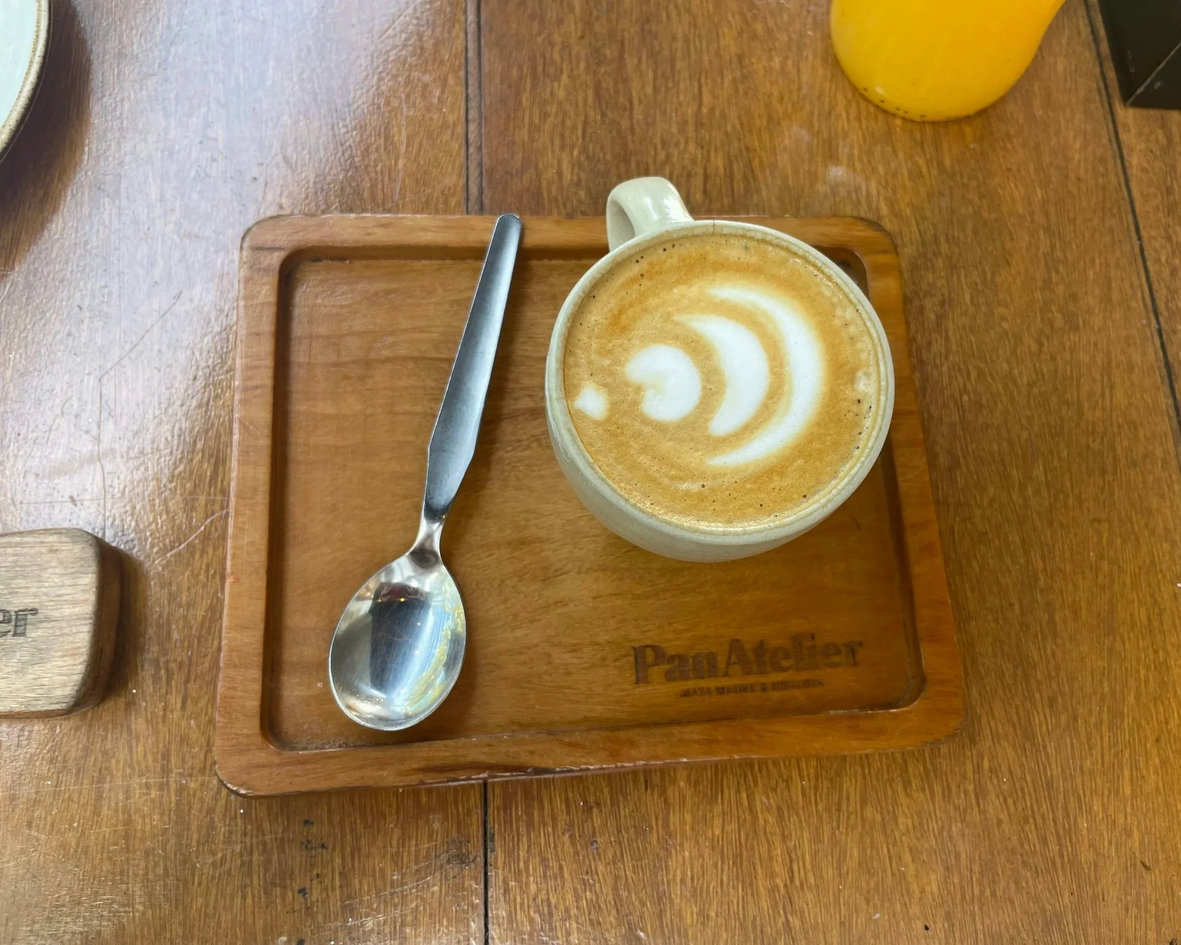 A flat white coffee from the coffee shop Pan Atelier in Lima
