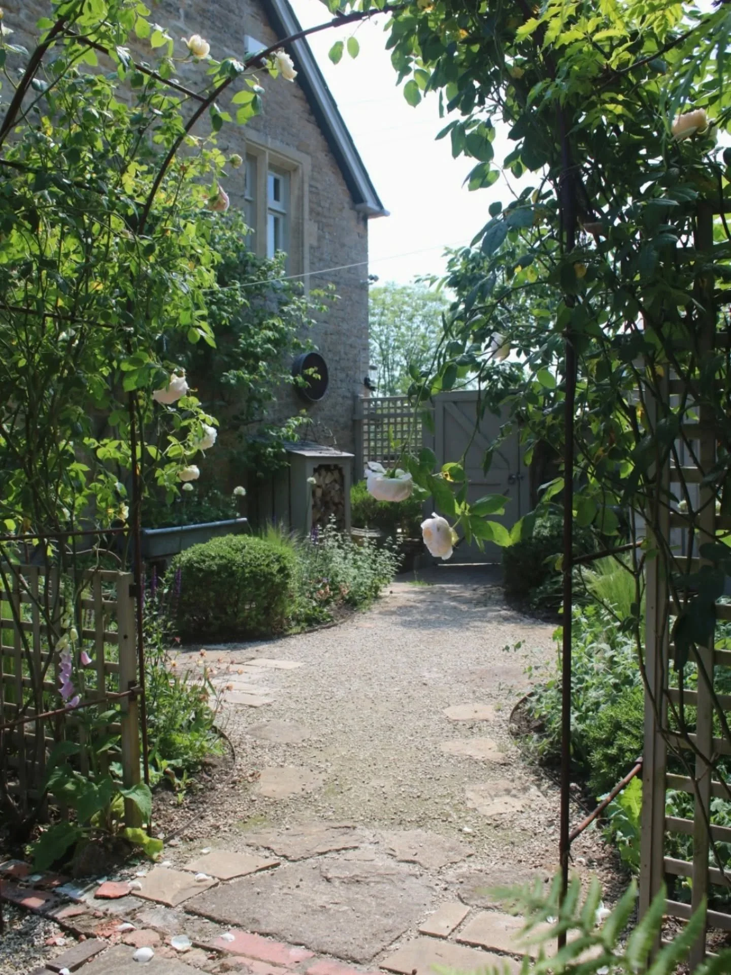 Returning tomorrow to the beautiful @bohobath garden, armed with plants to fill a few gaps and add even more layers of interest 🌿✨

This part of the garden had its own glow-up last summer when Annette decided enough was enough and said goodbye to th