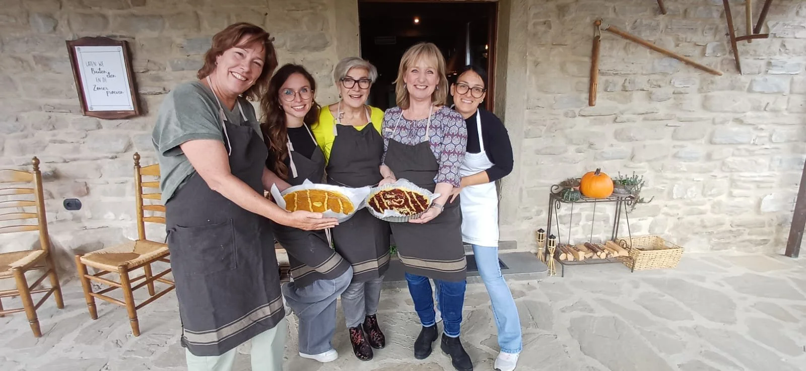 Sorrisi felici durante il corso di cucina con la dolcissima Elisa, cuoca marchigiana DOC