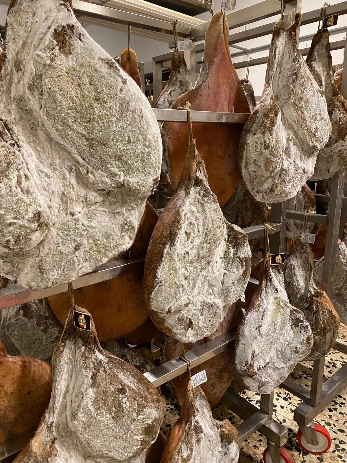 Camminando tra i prosciutti della macelleria a Mercatello