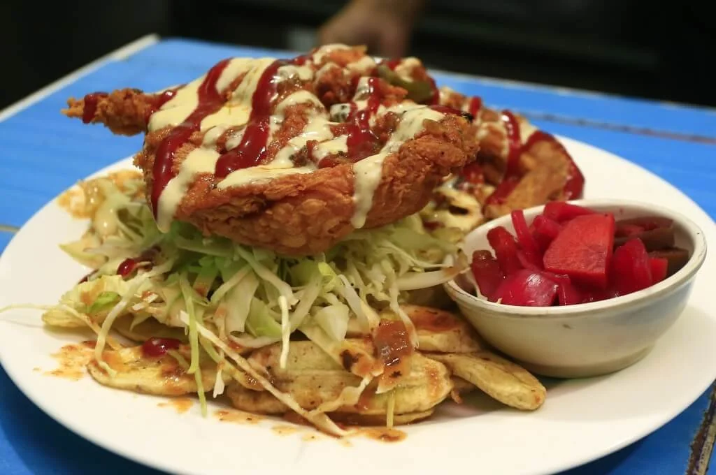 pollo Frito con tajadas