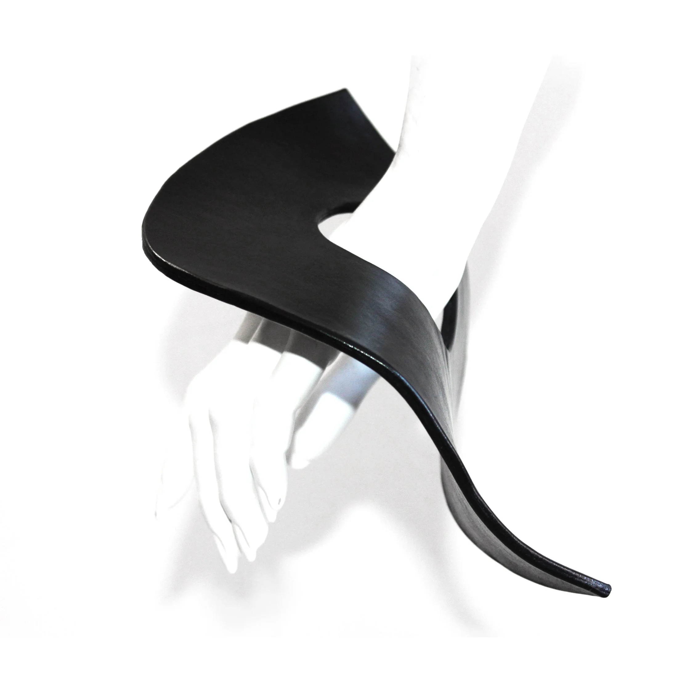 Eleen Halvorsen_PETAL bangle I_hand3.jpg