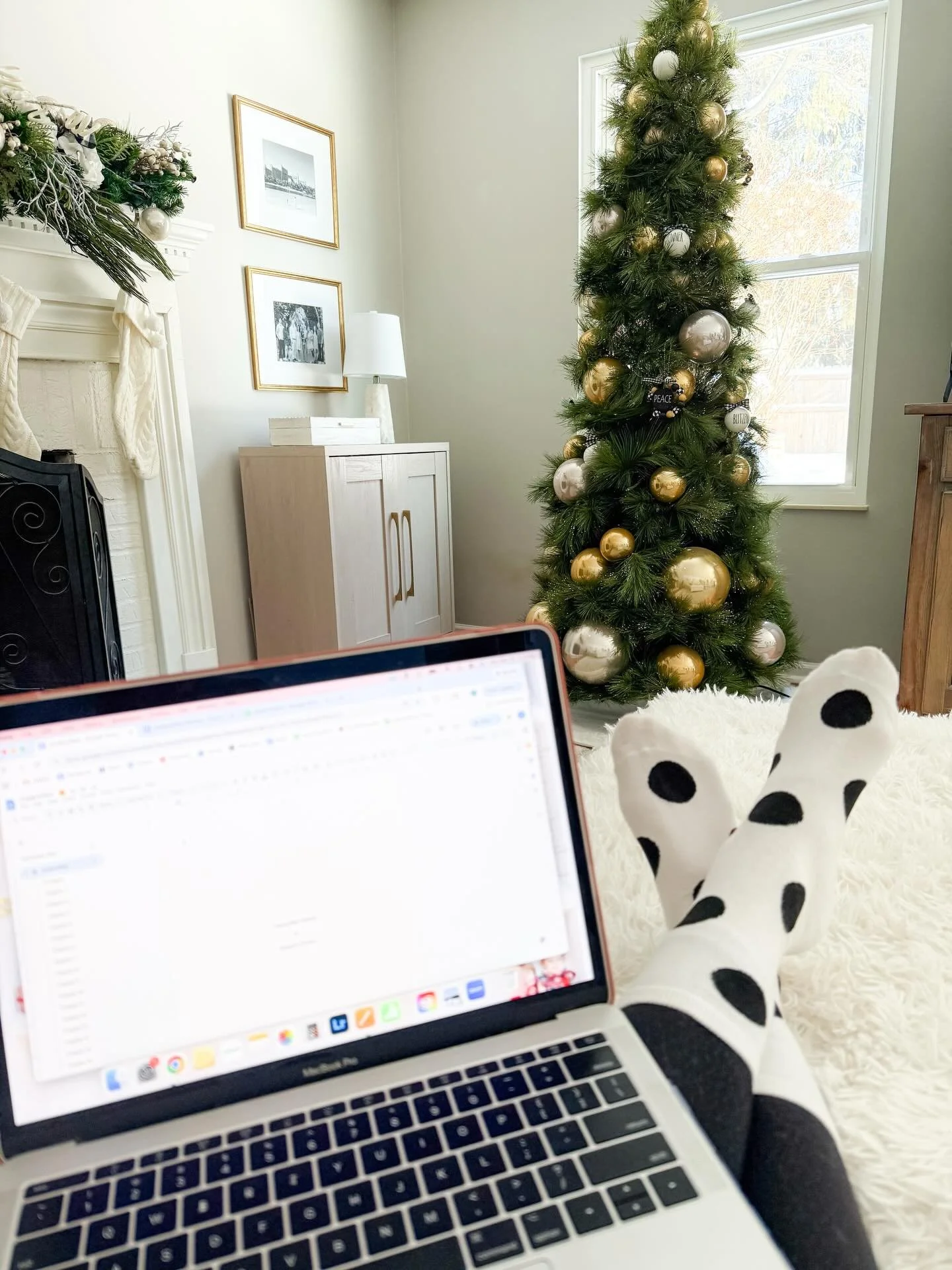 When both kids are napping at the same time 🙌🏽 Editing away on this beautiful snow day ❄️🎄