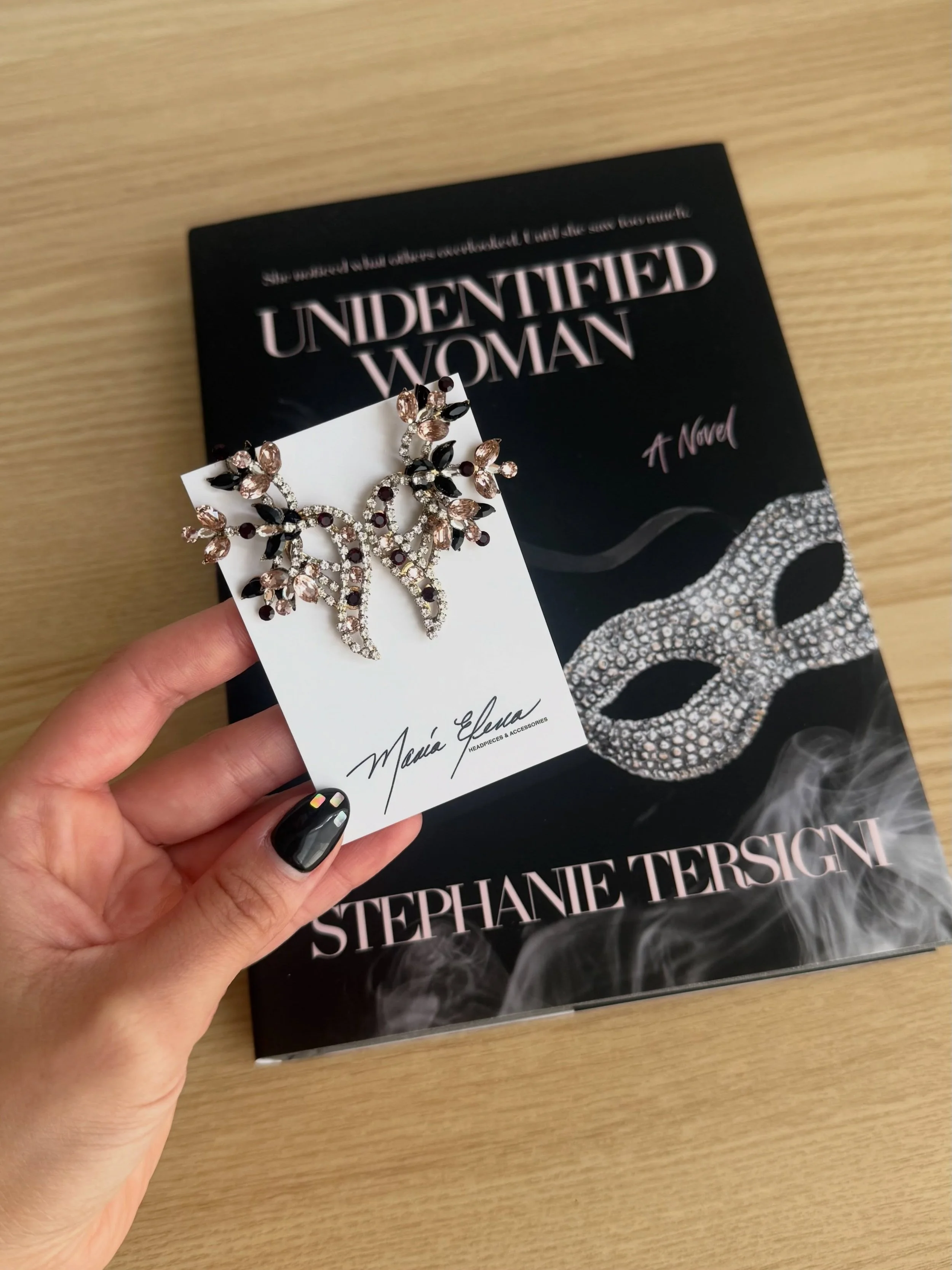 Some highlights from release week 🥂 How amazing are these custom book-inspired earrings from @mariaelenaheadpiecesau !?🥹🖤

The most thoughtful gift😭 A book ornament!🎄

Made it to the Top 100 of new vigilante thrillers on Amazon 😭🧡 

Messages l