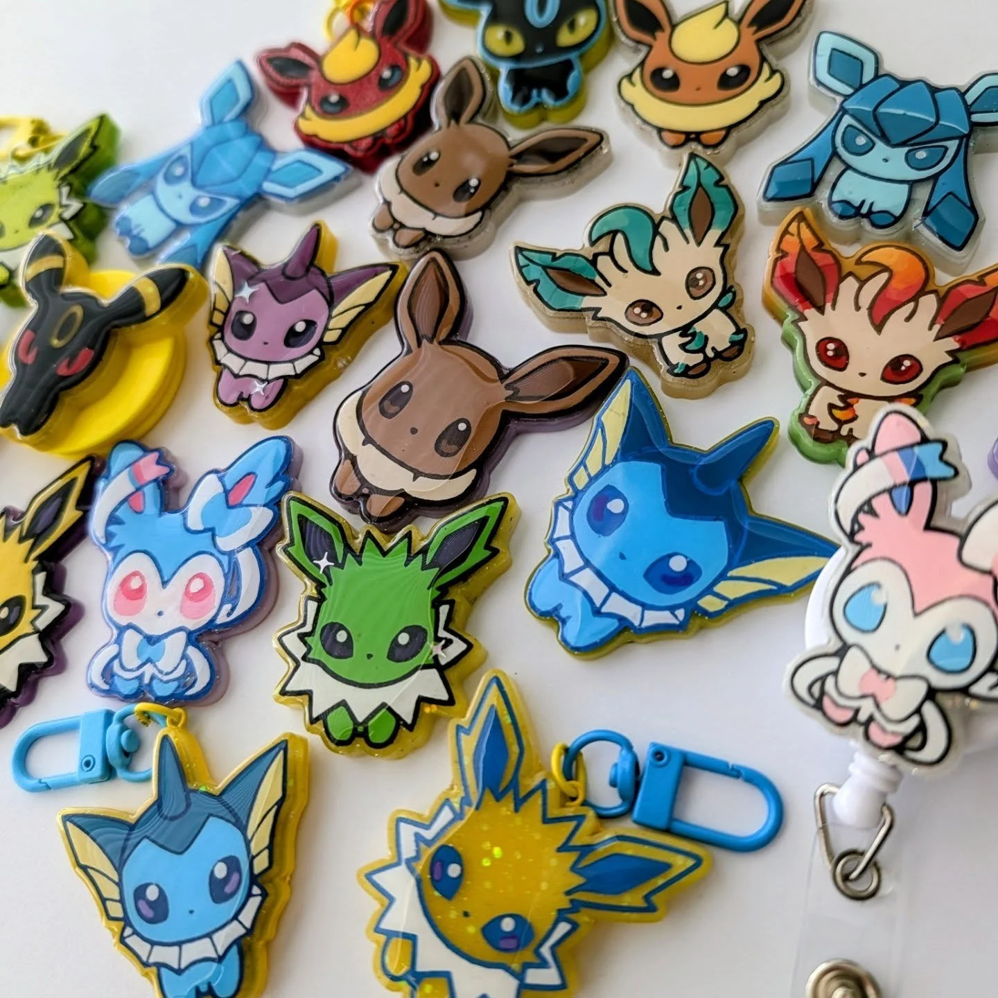 Pre-orders for these ✨best selling✨ eeveelutions open on June 5th @ 7pm CST. Available in 2 sizes, various styles and color ways and can be made into bag charms, phone grips, badge reels or magnets. See you there!
#eevee #eeveelution #chibi