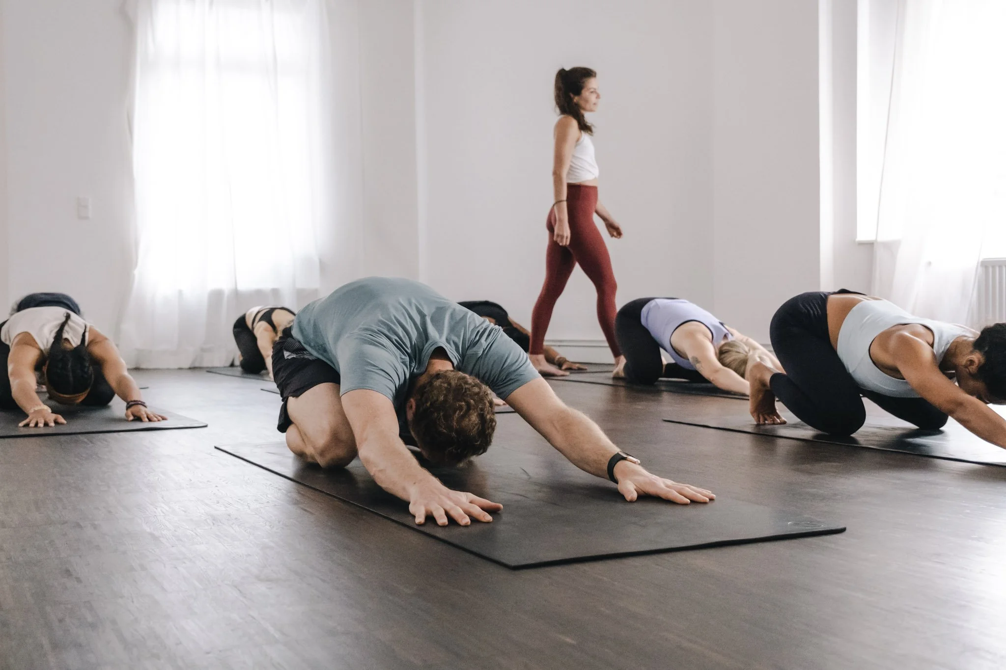 Menschen in einem Yogastudio, die in der Kindhaltung üben