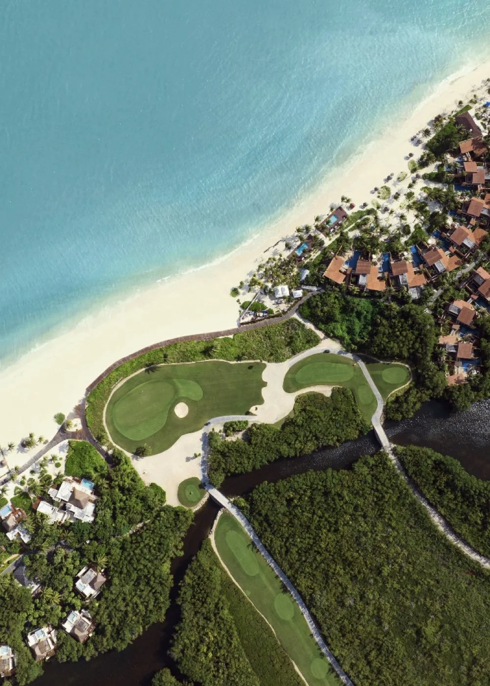 Complejo turístico y residencial de ultra lujo frente al mar, reconocido por su sustentabilidad y compromiso con el medio ambiente.