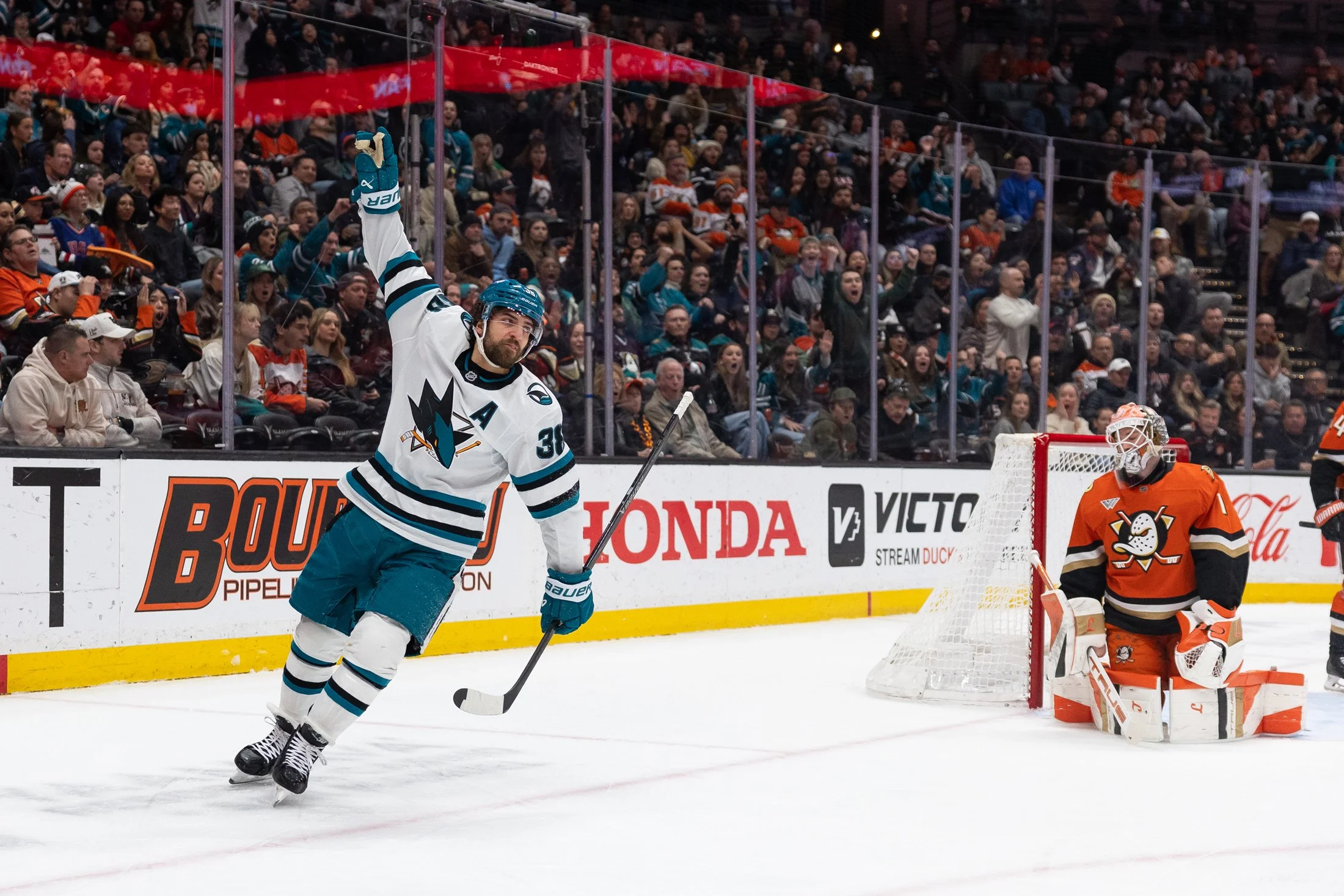 Sharks_Ducks_12.29.25_DerekBahn_24.jpg