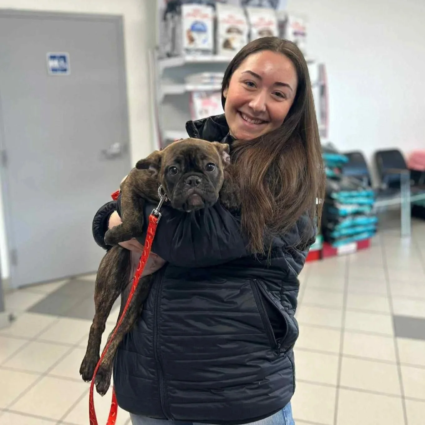 Mia, propriétaire de Kyra & co à la SPA de Drummondville le jour de l'adoption de Kyra.