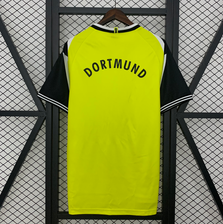 Borussia Dortmund Retro Home 95.96 2.png