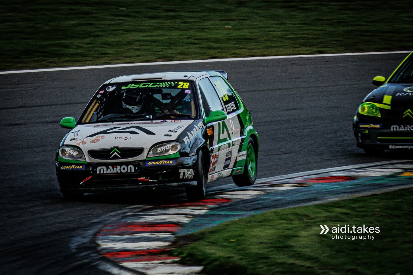 @louisaustin_26 racing in the @jsccofficial Junior saloon championship this past weekend @brandshatchofficial ⬜️🟩

Louis again impressed with good battles and great performances in the rookies! Pulling off some fantastic moves and great door to door