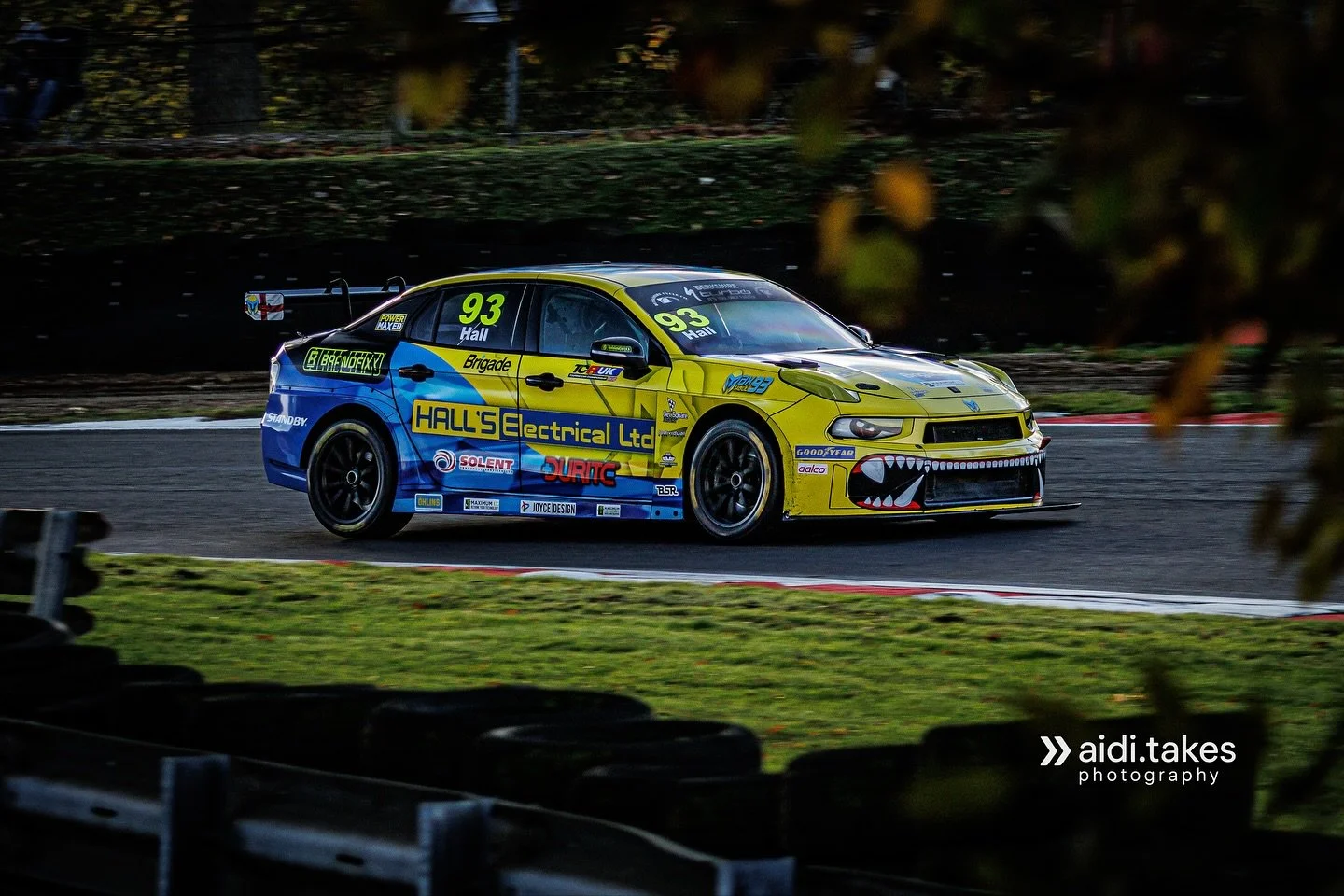 @brandshatchofficial Trucks and Fireworks finale 🎇 with @maximushall0 fighting wheel to wheel and door to door in the @tcr_uk_series competing for @bensharperacing (my local team) 

Definitely up there with the best livery&rsquo;s on the grid! Along