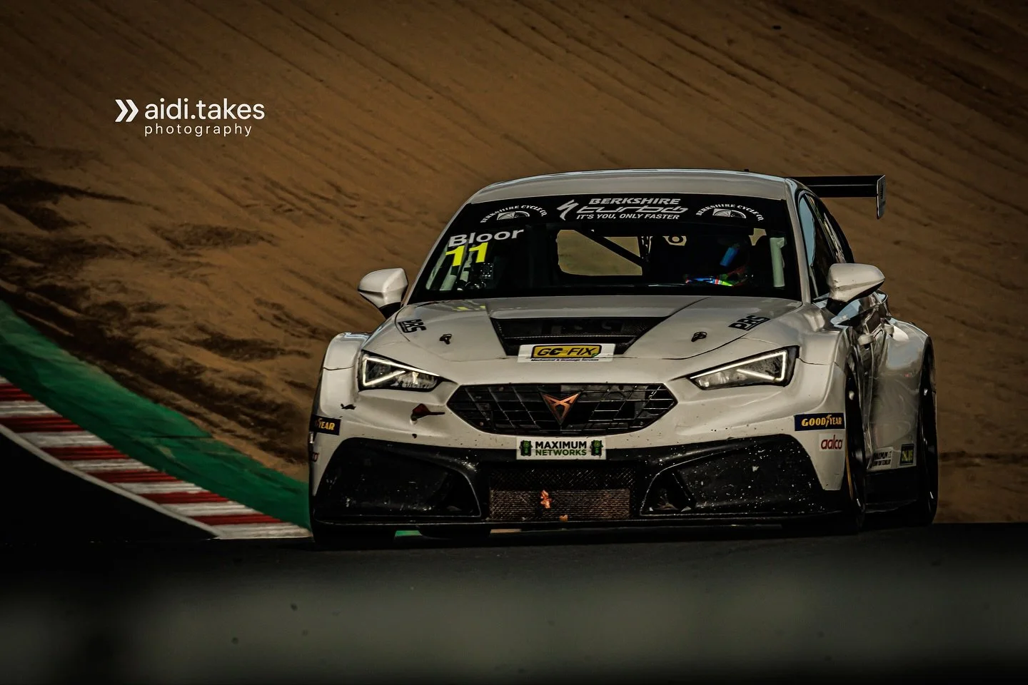@harrybloor.racing Competing in the @tcr_uk_series @brandshatchofficial 

Some class racing this weekend especially in that second race of the weekend with some good wheel to wheel action. As always the Cupra Leon TCR always looks unreal in action!