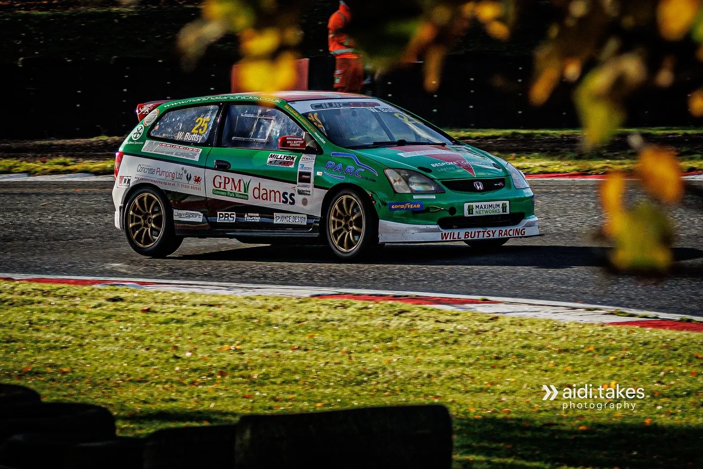 @willbuttsyracing racing this past weekend in the @civic_cup_official @brandshatchofficial 🏁

What a wirlwind of a weekend🌪️ from a solid drive leading to an unfortunate incident in race one with a ridiculous penalty given after the race to an incr