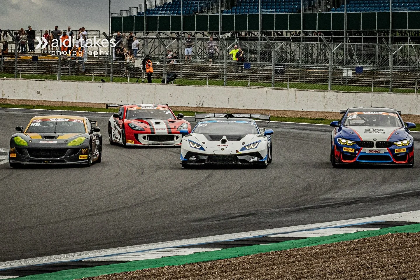 Wheel to wheel battles 🛞 

Door to door action 🍿 

Speed, power and ferocious noise 💥

This is what racing is all about 🏁

📌 @silverstonecircuit 
🗓️ @gt_cup 
🤝🏻 @carnatter 

#GTCup #SilverstoneCircuit #MotorsportLife #CarLovers #TrackDay #GTc