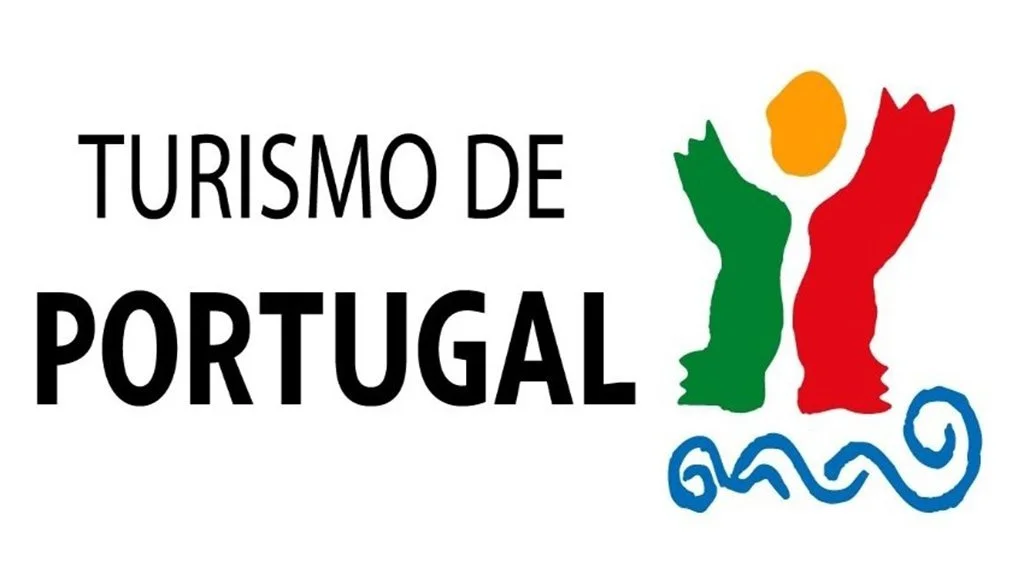 Logotipo com a frase "Turismo de Portugal" e uma ilustração abstrata com cores verde, vermelho, laranja e azul que representam o mapa de Portugal estilizado.