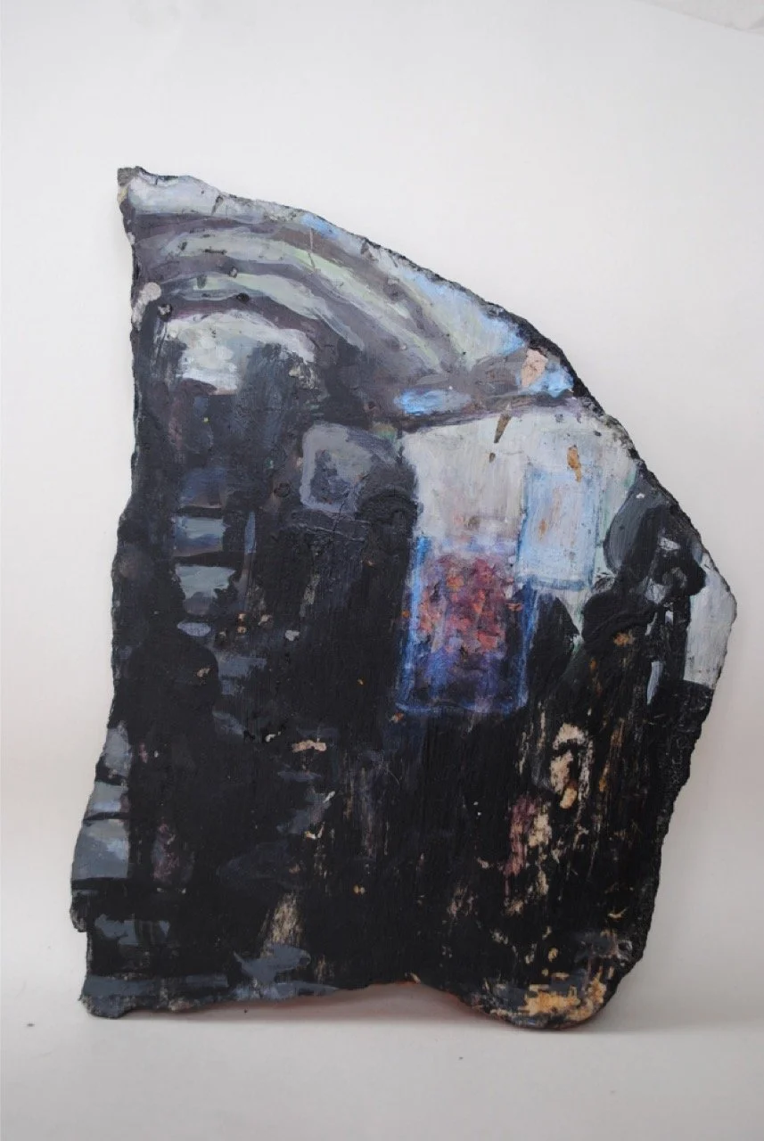 Morceau de marbre peinturé à l'acrylique dans des teintes sombres, représentant un bus bondé. Au milieu, un rectangle chaud et lumineux représente une personne spéciale.