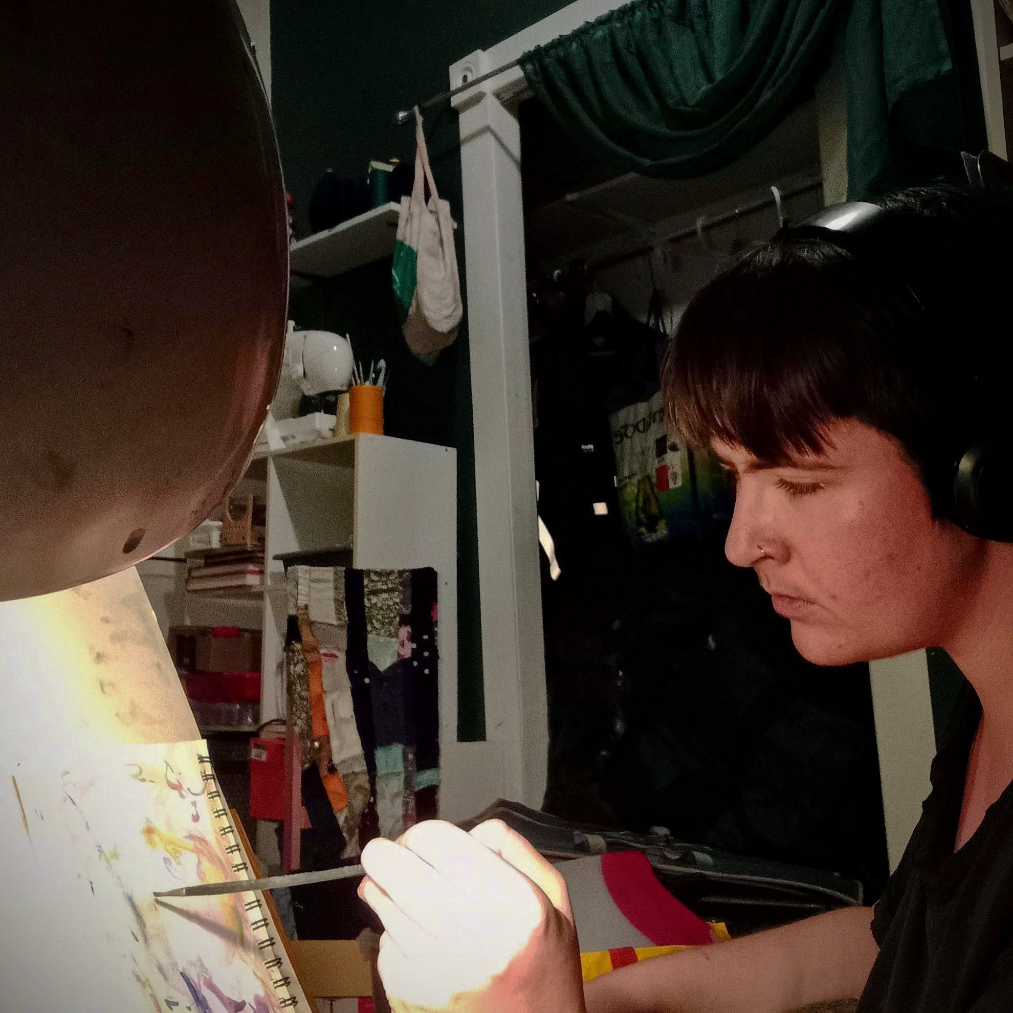 Camobre peignant dans son atelier sombre et encombré.