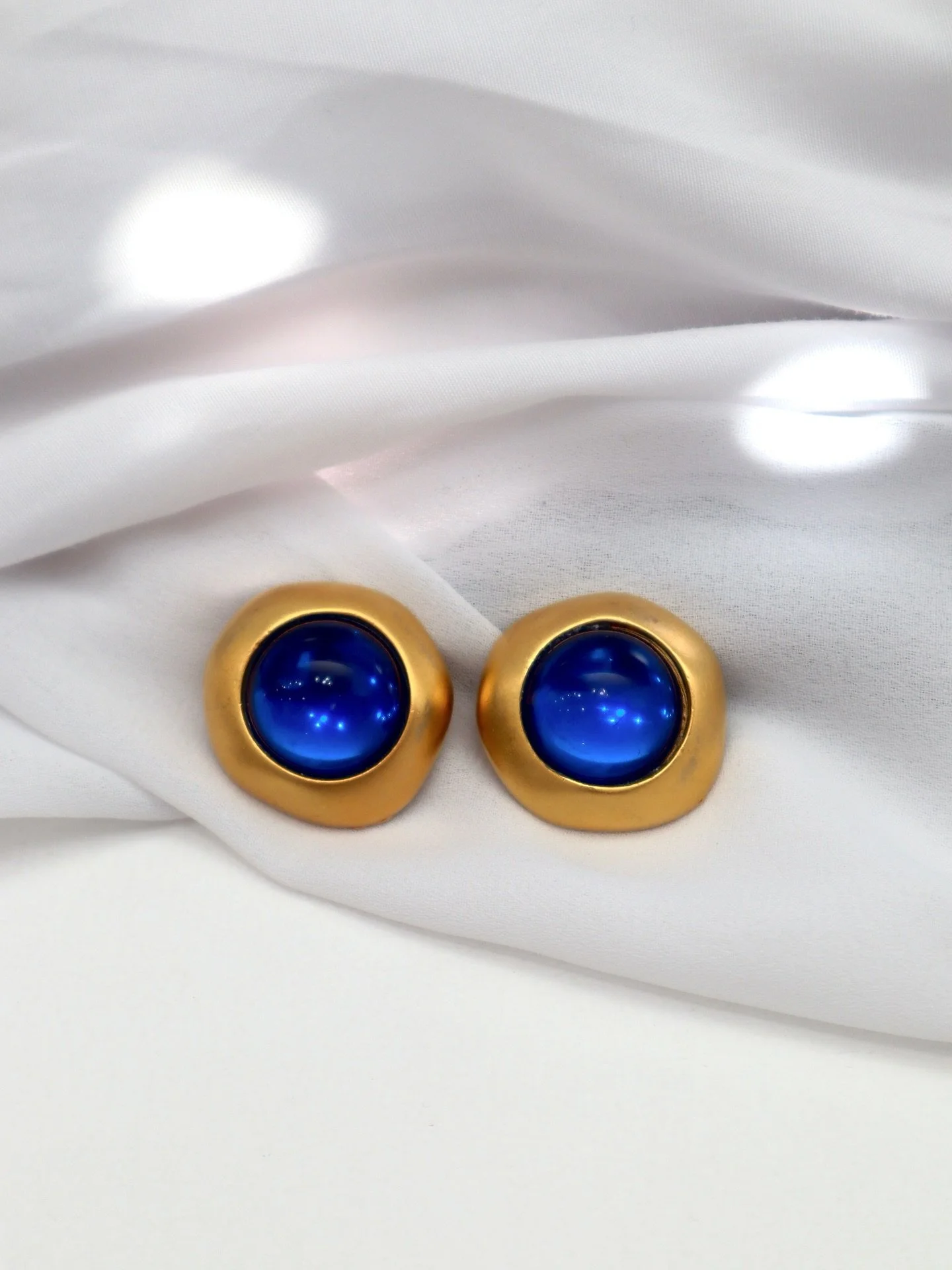 Before #cobalt blue was blowing up the #algorhythm
It was the siren call of fierce women

We source pieces that stand the test of time 
Online soon @dumpstermermaid 
.
.
.
#cliponearrings
#cliponjewelry
#vintageclipons
#statementearrings
#boldjewelry