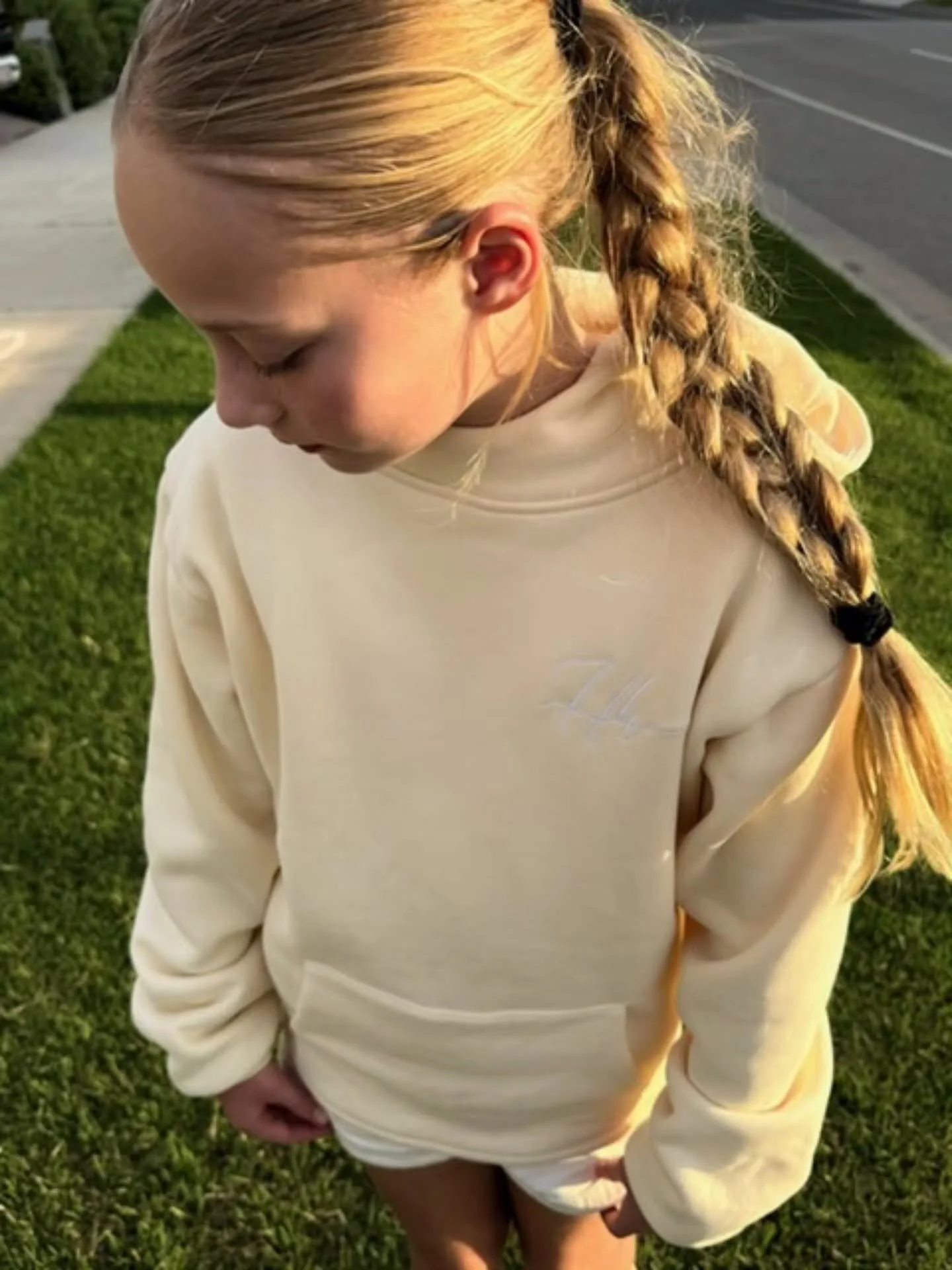 Afternoon walks in comfort 🤍
Simple, warm, easy.

HH 🦉

#hoodiehoo #everydaywear #wintervibes #australianbrand #cozystyle