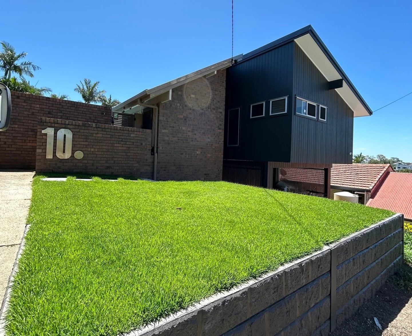 From slope to space.

What was once a bare, unused front yard is now a functional, levelled area thanks to a custom sleeper wall.

We transformed wasted ground into usable space creating structure, stability and a clean foundation ready for landscapi