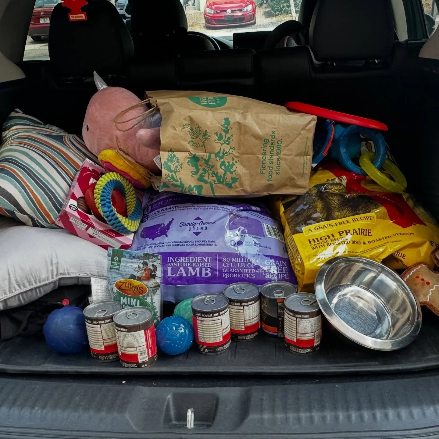 This week&rsquo;s pet food distributions have been BUSY, and honestly, heavy in the best and hardest ways.

We served 49 cats, and 21 dogs. (3/19-3/26)
That turned into:
&bull; 7 flea treatments 
&bull; 86 lbs of cat food 
&bull; 200 lbs of dog food 