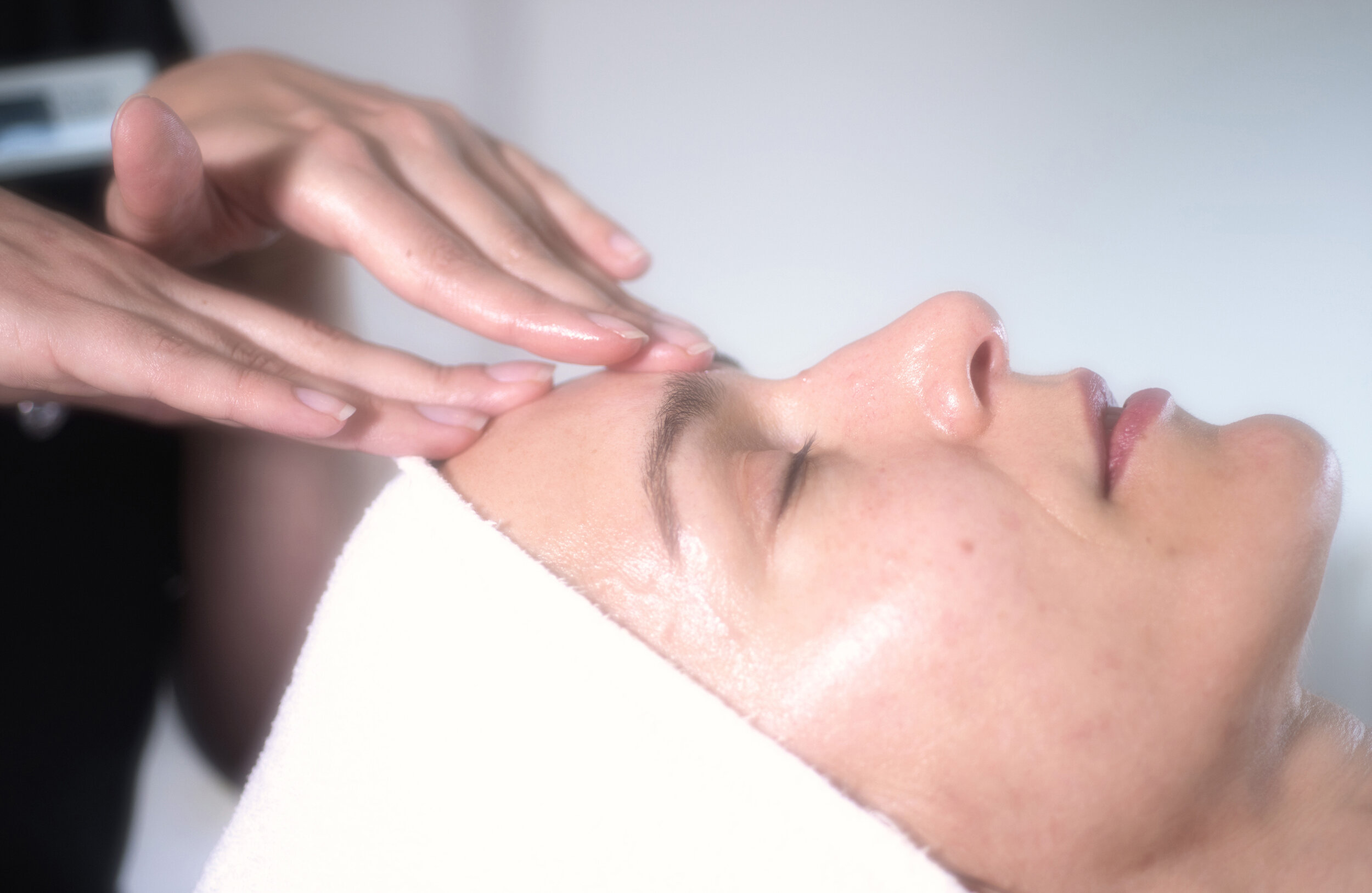 The Waldheim Alpine Spa at Cradle Mountain Lodge reflects the natural purity and pristine beauty of Tasmania. Combining nature's intelligence and power of touch, our spa and massage therapies mirror the balanced beauty of Cradle Mountain. Your spa e…