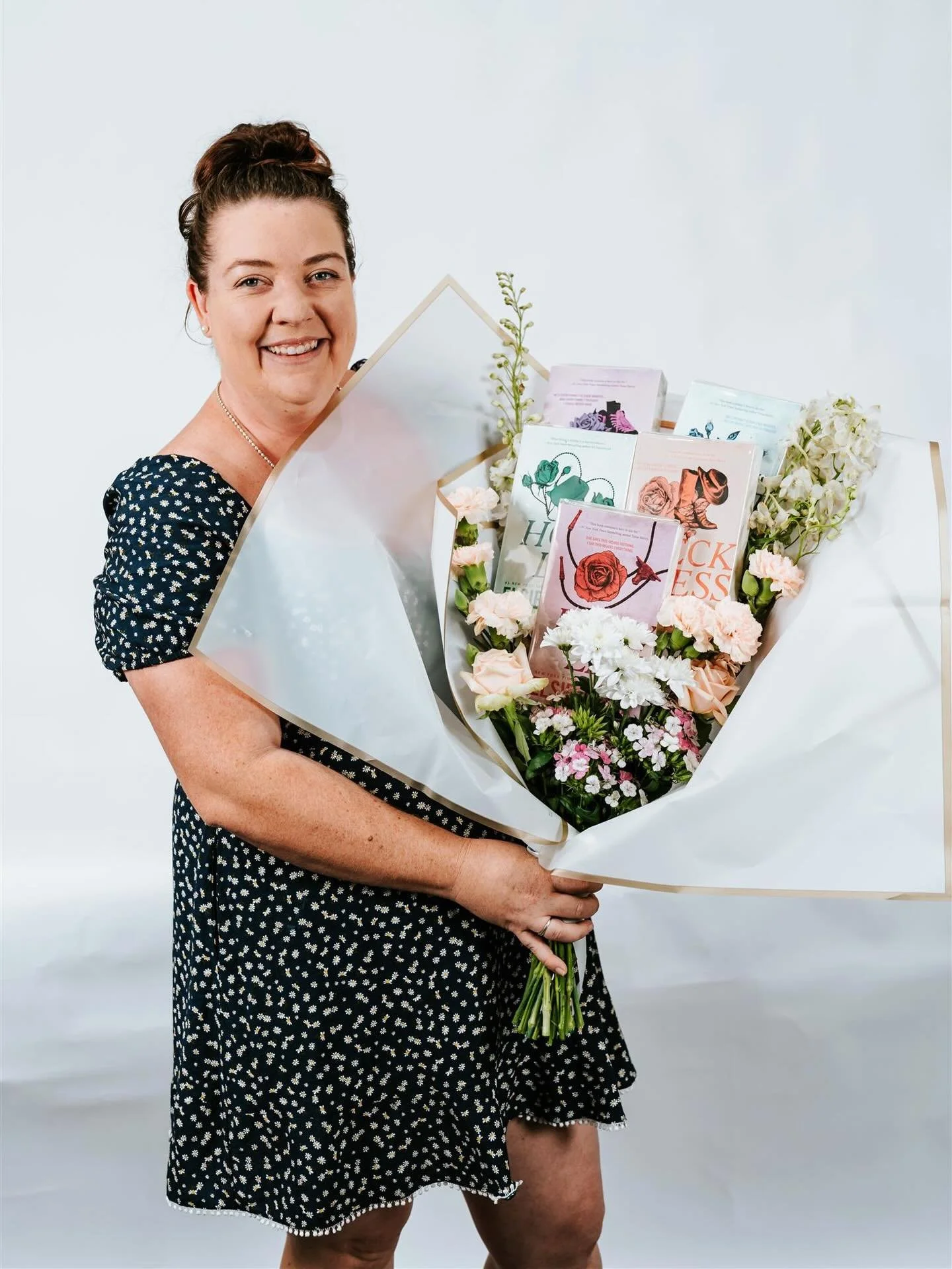 For the binge readers who don&rsquo;t just start a series&hellip; they devour it. 👀✨
Our Legacy Book Bouquet is the ultimate indulgence - five books from the same series, beautifully wrapped and ready for your next reading marathon.

Because there&r