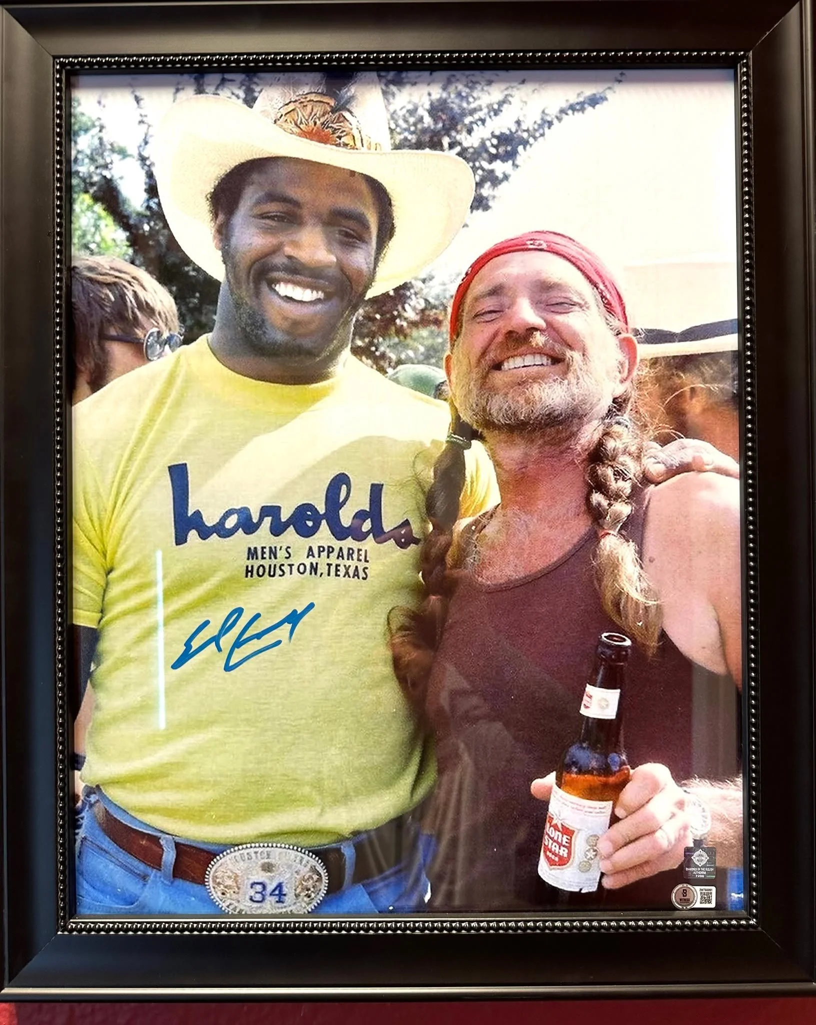 The Tyler Rose (love the &ldquo;Love &lsquo;ya blue!&rdquo; belt buckle) and the Red-headed Stranger are now adorning the walls of the club with other ATX golf luminaries. Two Austin legends connected by their love for golf!

Pleased to receive a vis