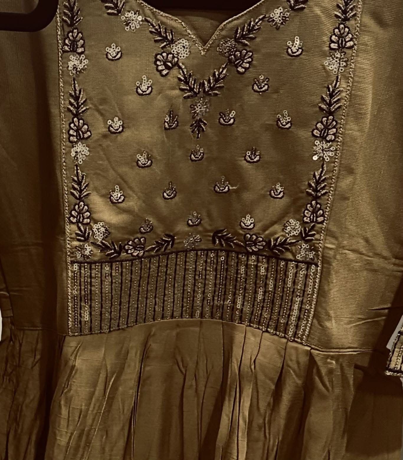 Work Mode On 🥸
#fashion #fabricdesign #handworkdesign👐🏻&hearts;️ready