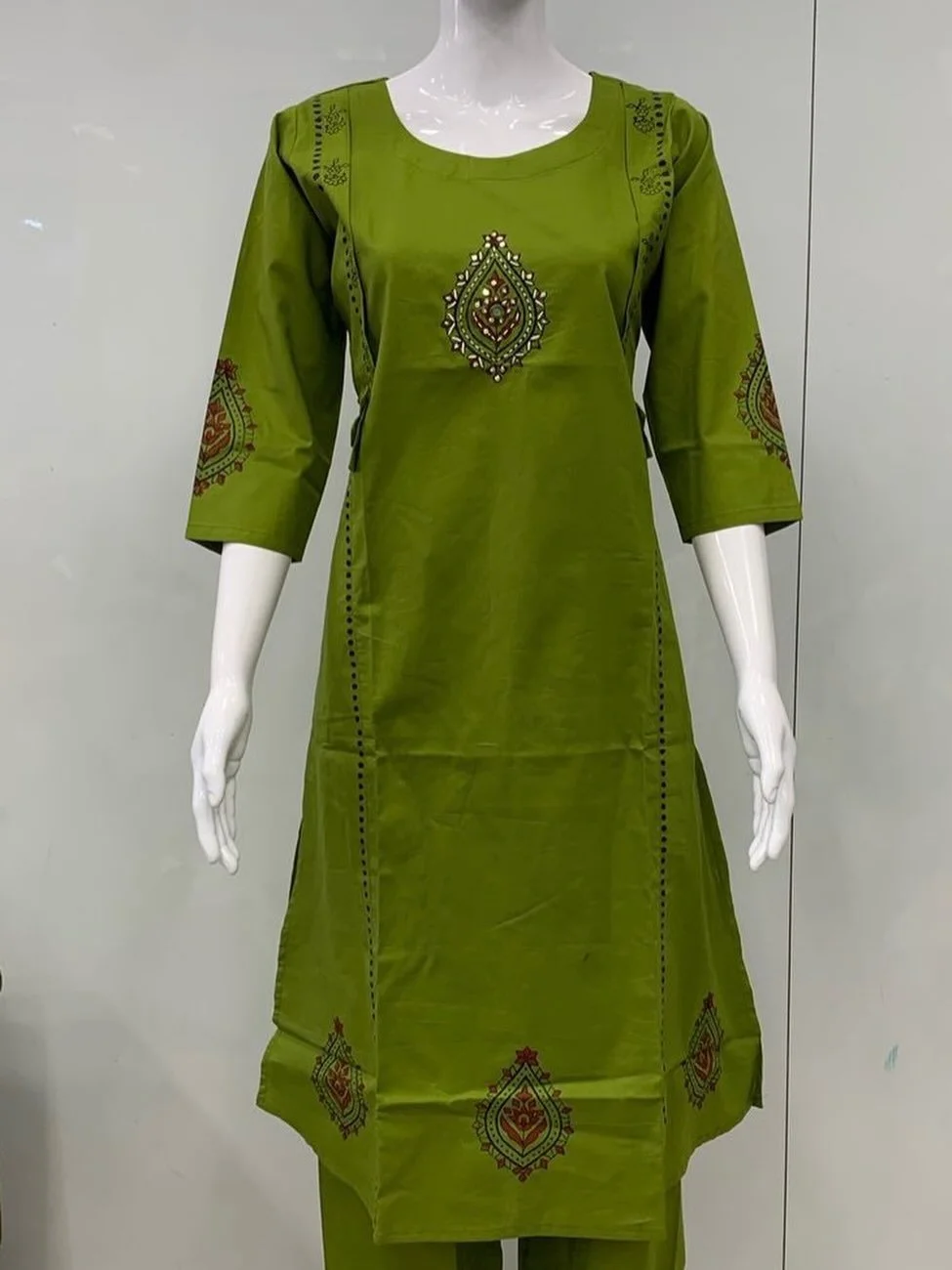 The perfect blend of tradition and modern style.
#traditonal #fashiondiary #modernlook