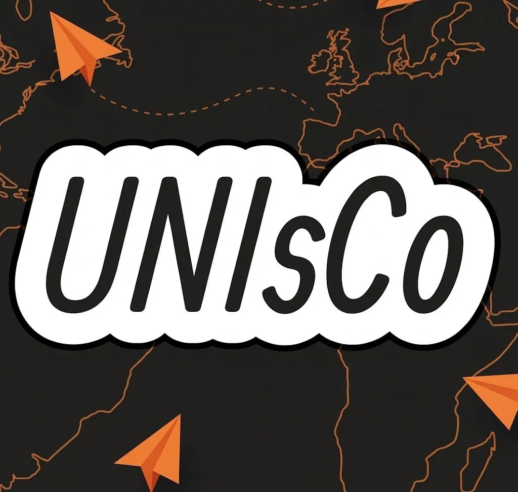 Le logo de l'UNESCO avec une carte du monde en arrière-plan et des avions en papier orange