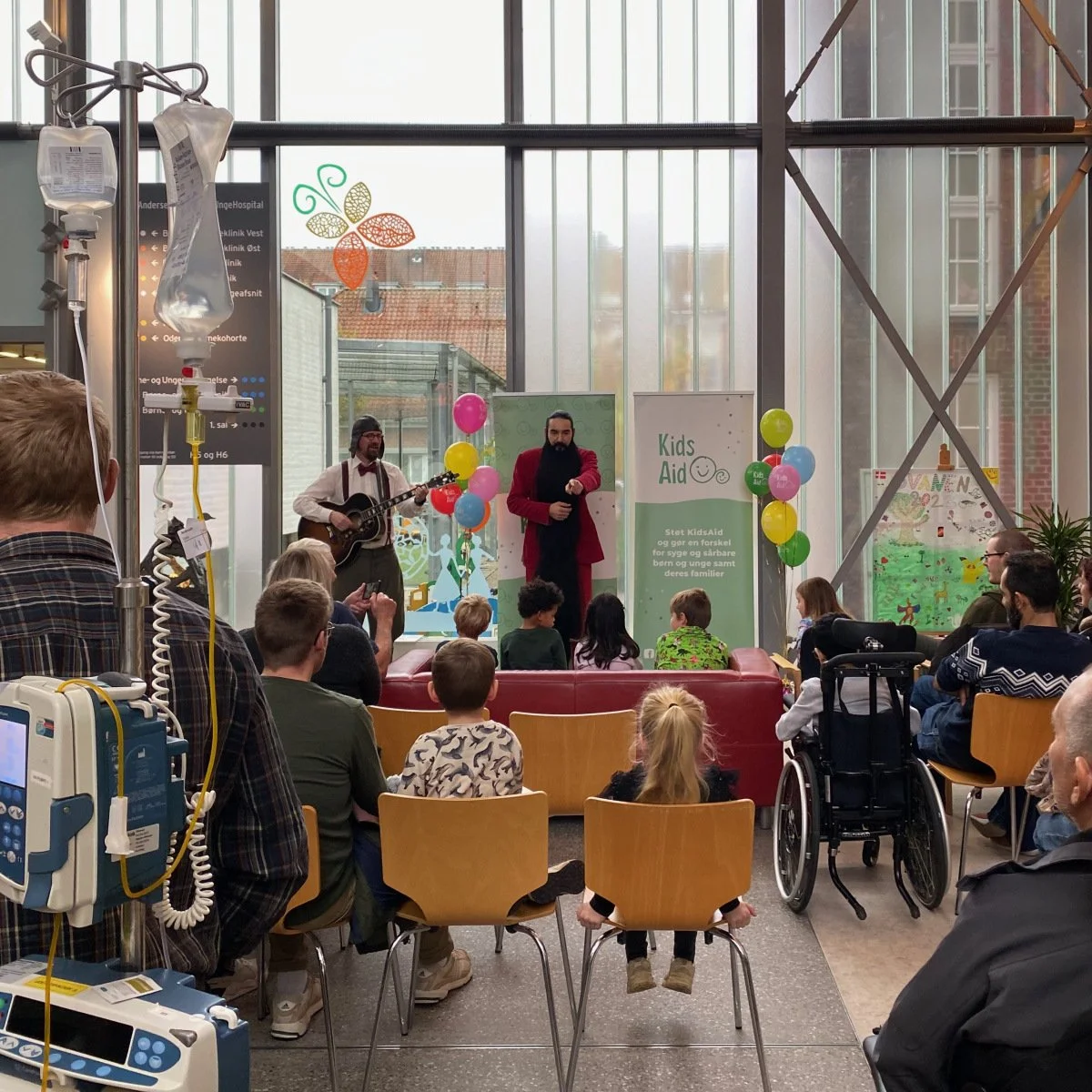 Hr. Skæg besøgte 7 hospitaler på KidsAids-hospitalstour