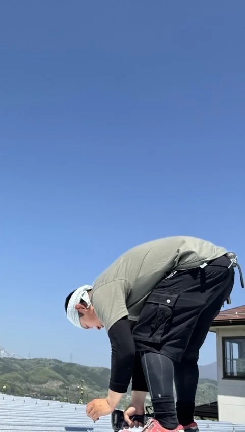 青空の下で作業をしている職人