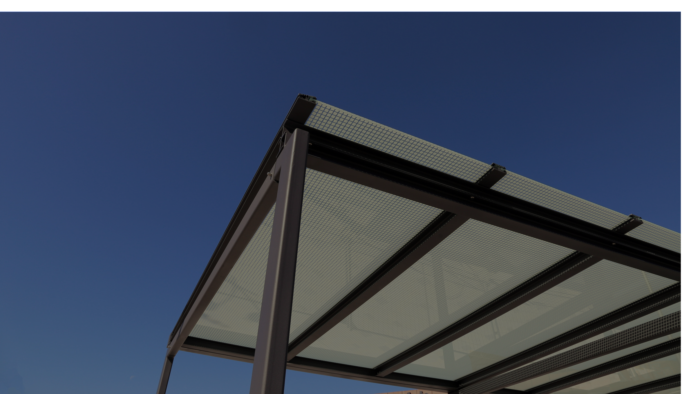 青空の下にあるカーポート