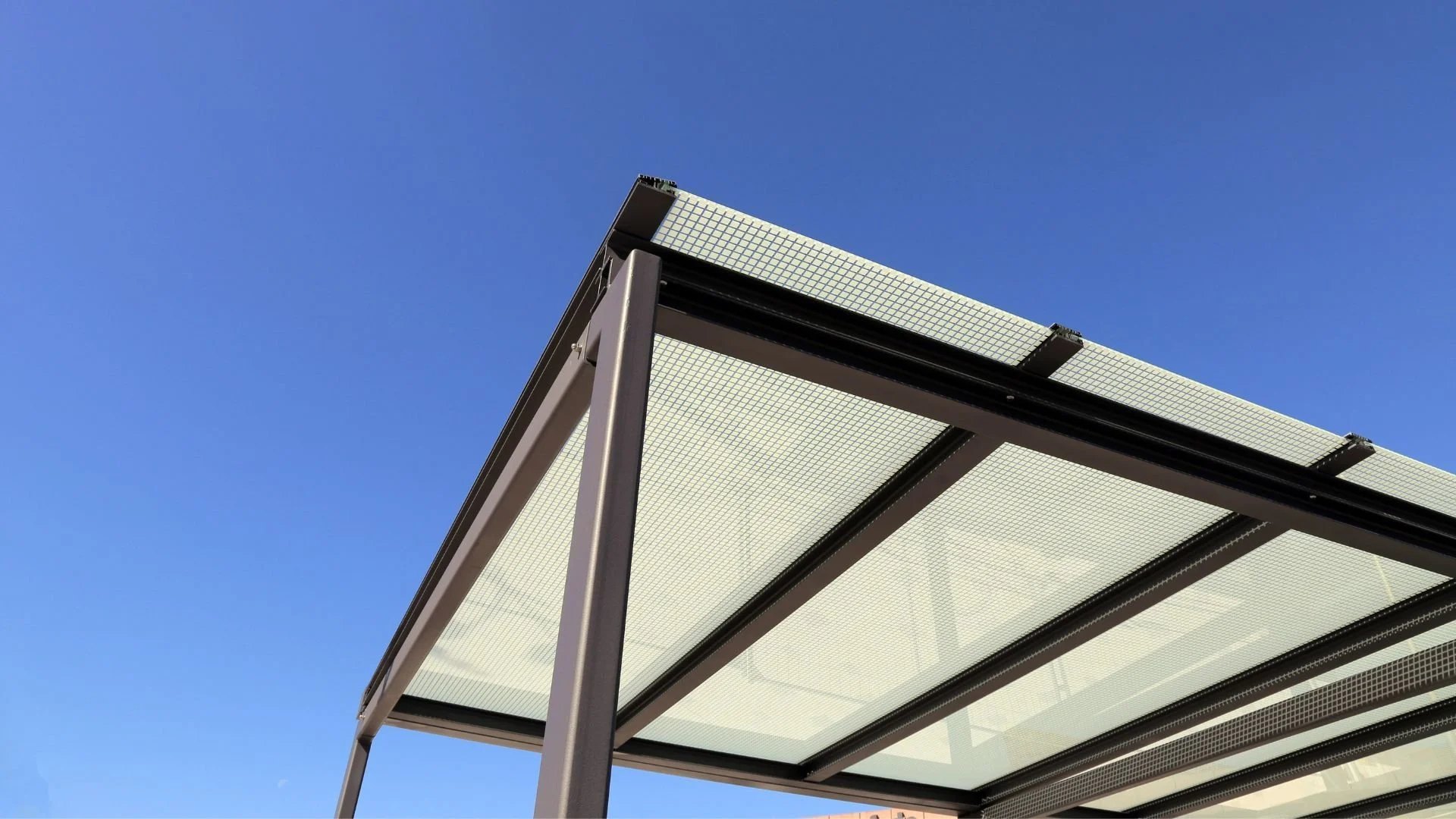 青空の下にあるカーポート