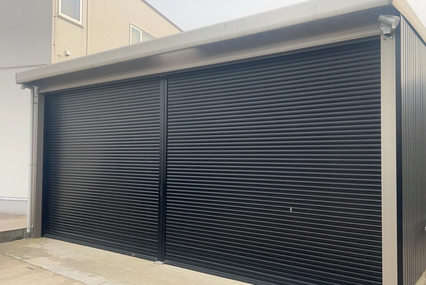 黒いシャッターのガレージ