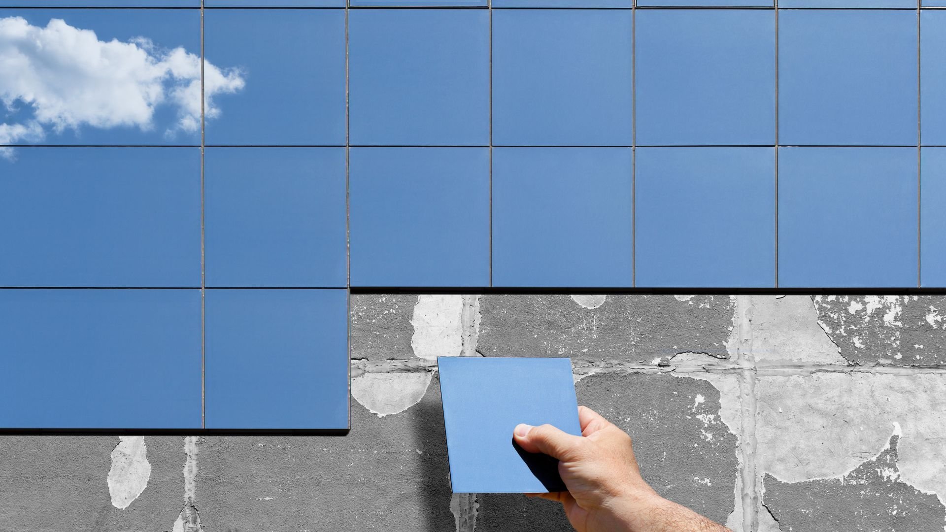 ガラスタイルを貼り付ける作業中の手と青いタイルのアップ写真