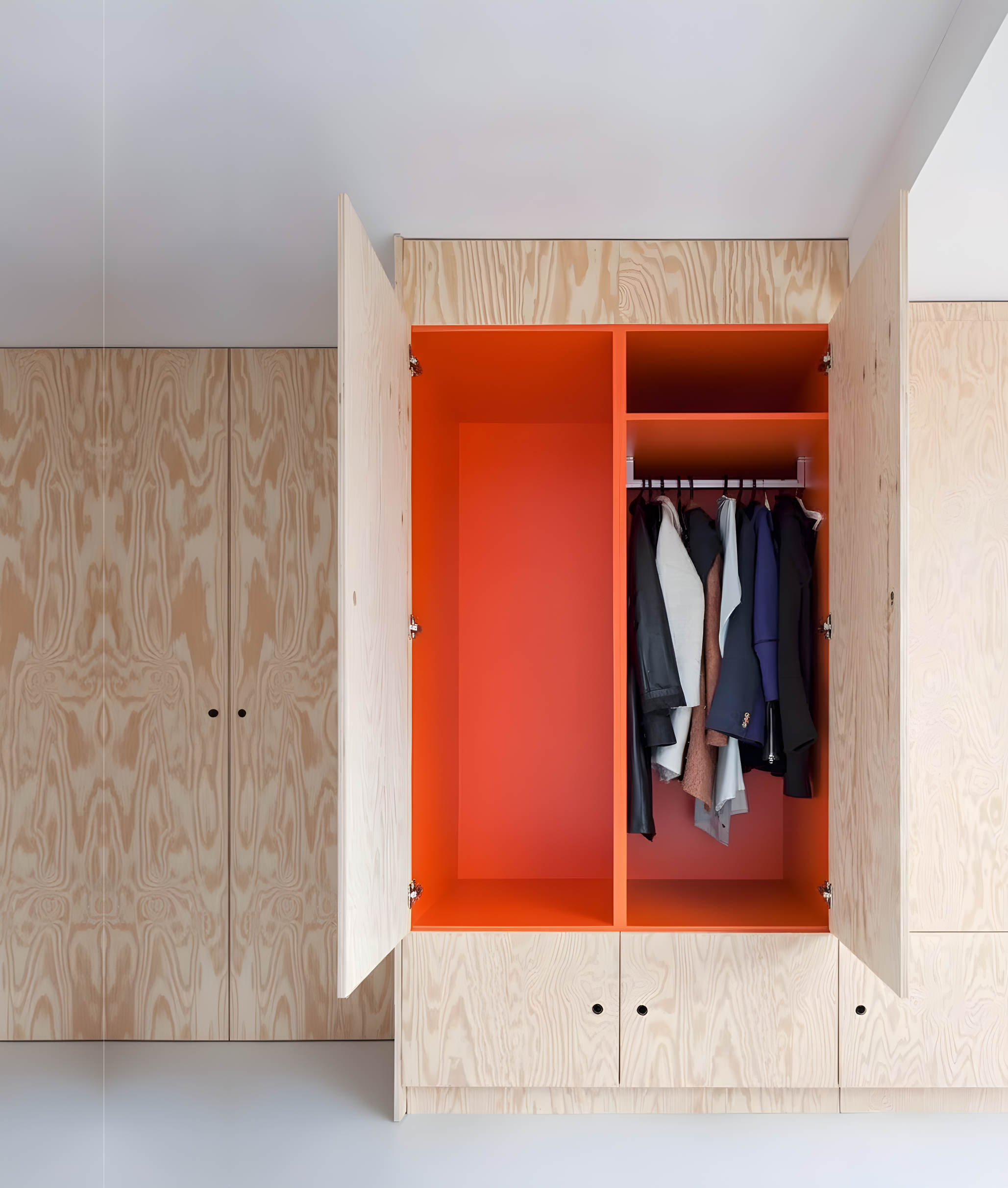 Armario de madera línea RAW-B con puertas abiertas mostrando almacenamiento interior diseñado a medida