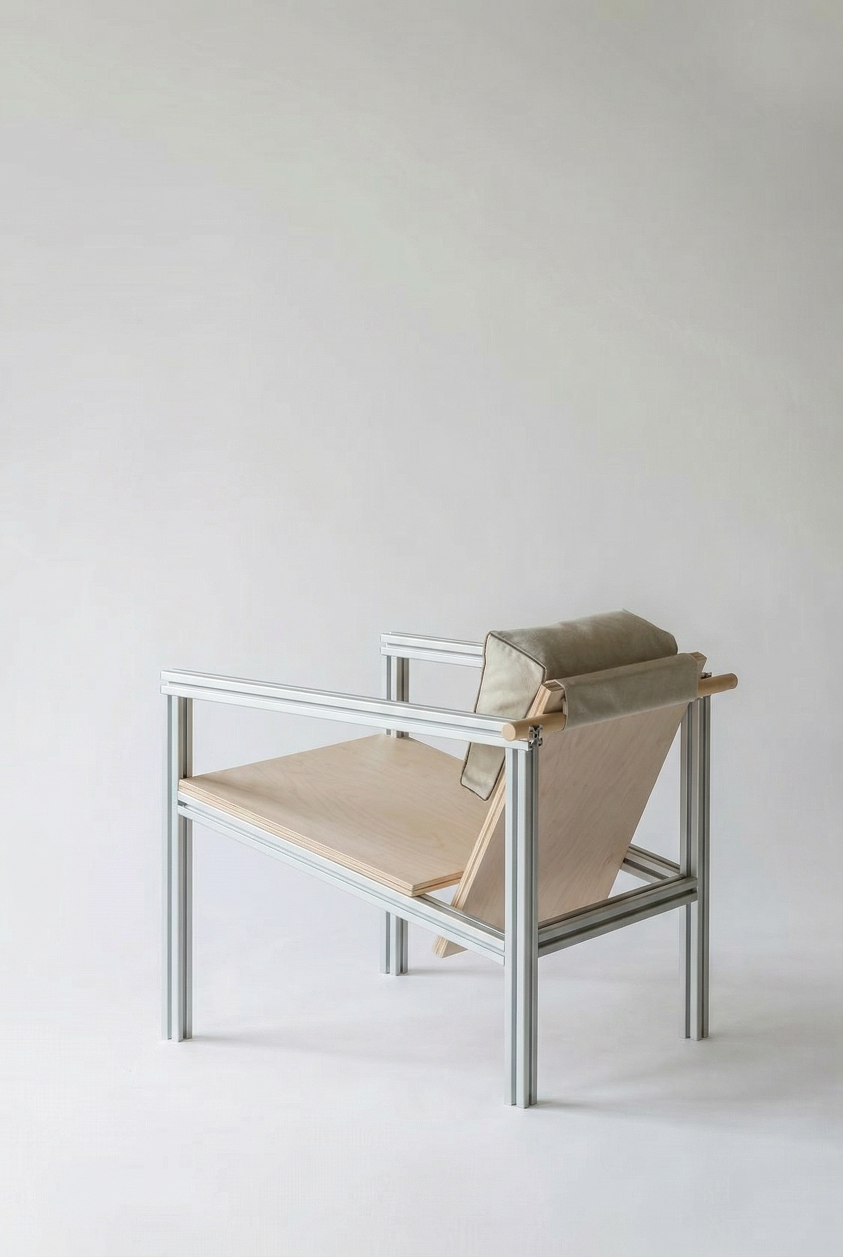 Silla moderna minimalista con estructura metálica y asiento de madera, equipada con un cojín y un respaldo de tela en tonos neutros, en un fondo blanco.