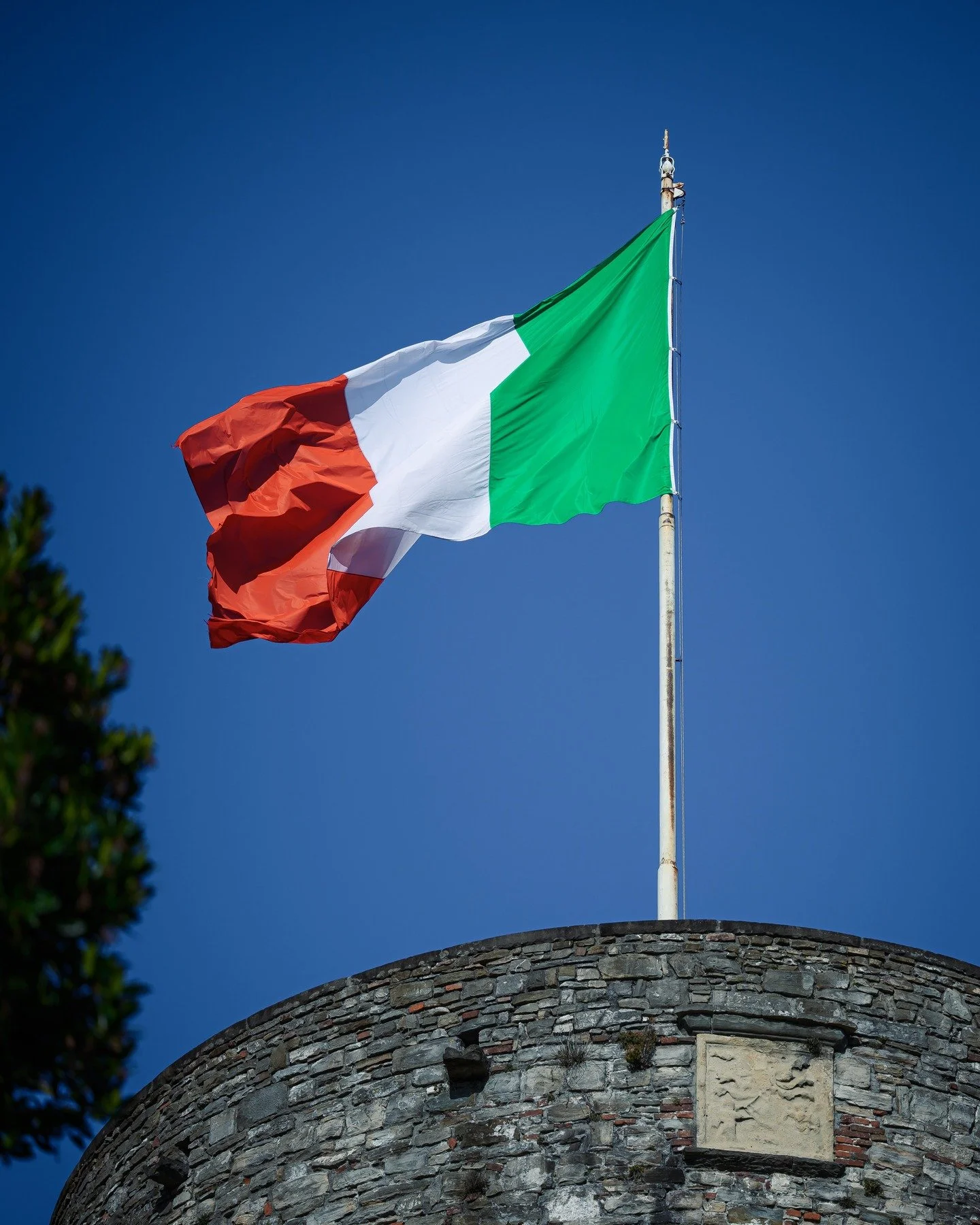 A Glimpse of Italy 25' Collection

#visititaly #bergamo #superga #detailshot #travelcontent #glipseofitaly