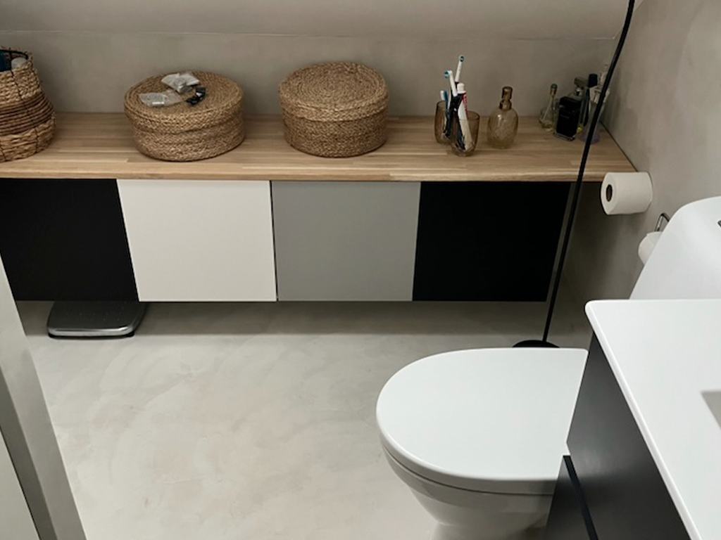 bathroom in microcement antique gray color