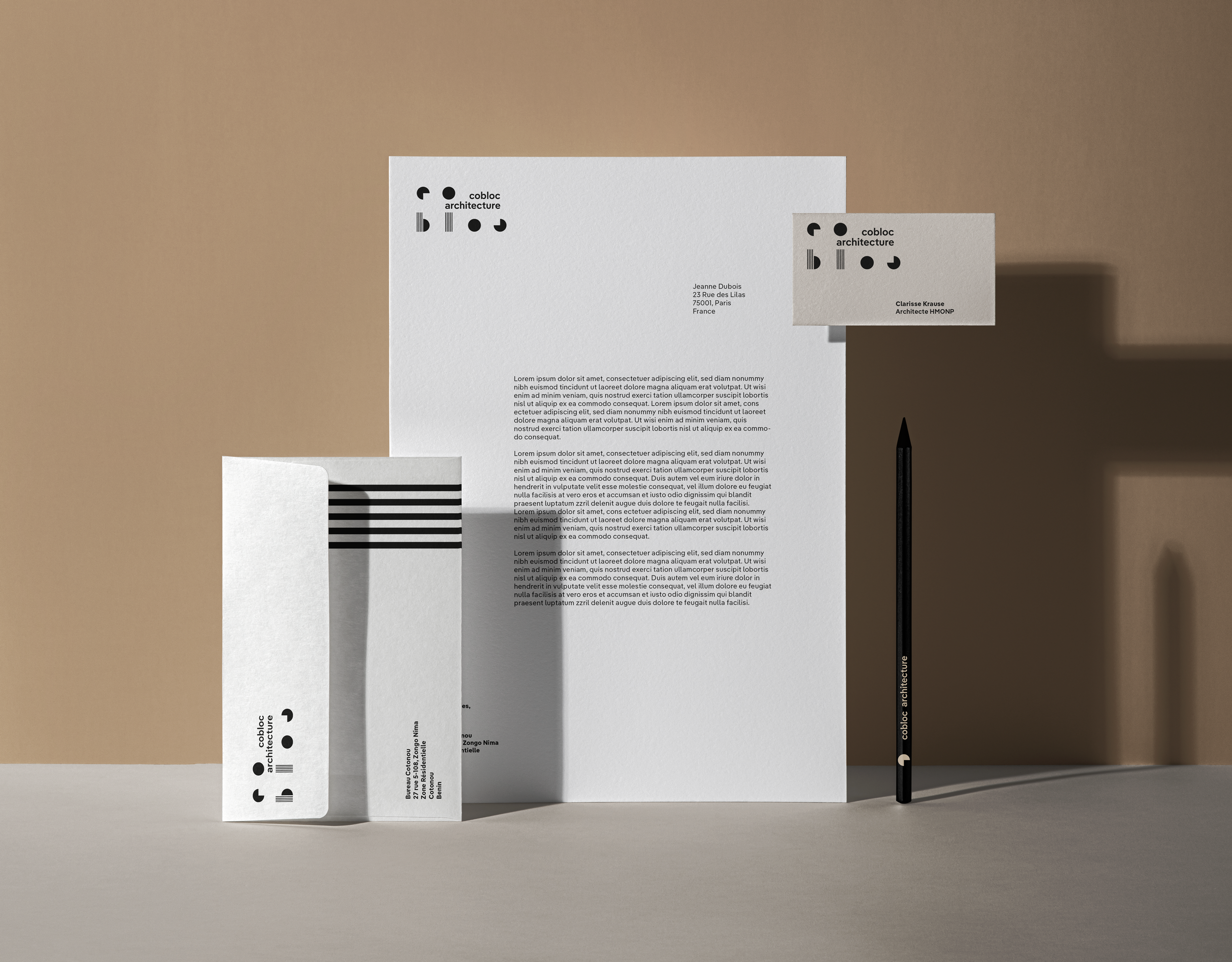 Set di materiali promozionali per un'agenzia di architettura, comprendente una lettera, un biglietto da visita, un foglio con righe e una penna, tutti con design minimalista e colori neutri.