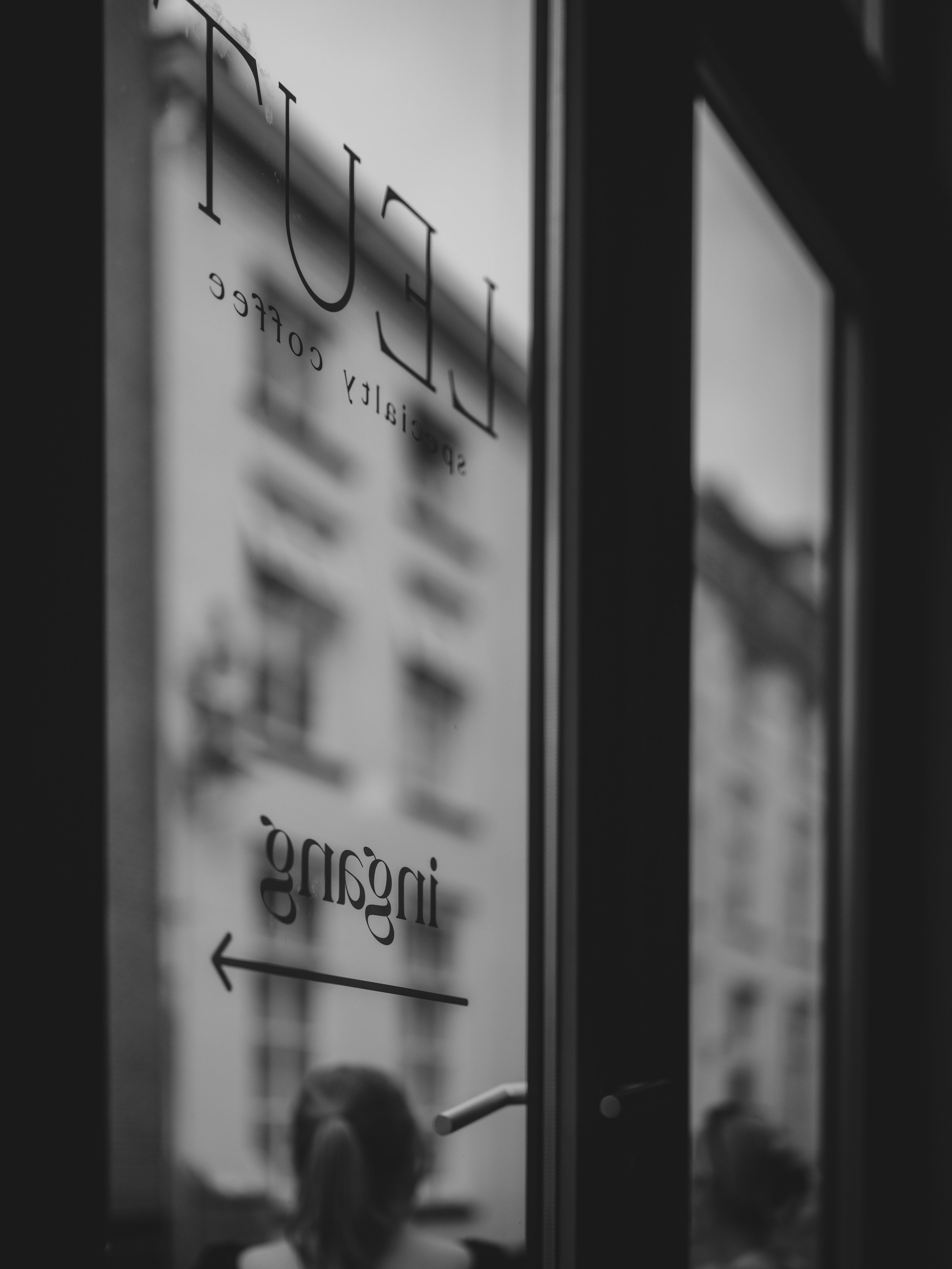 Segnaletica direzionale urbana e sistema di orientamento visivo nello spazio pubblico