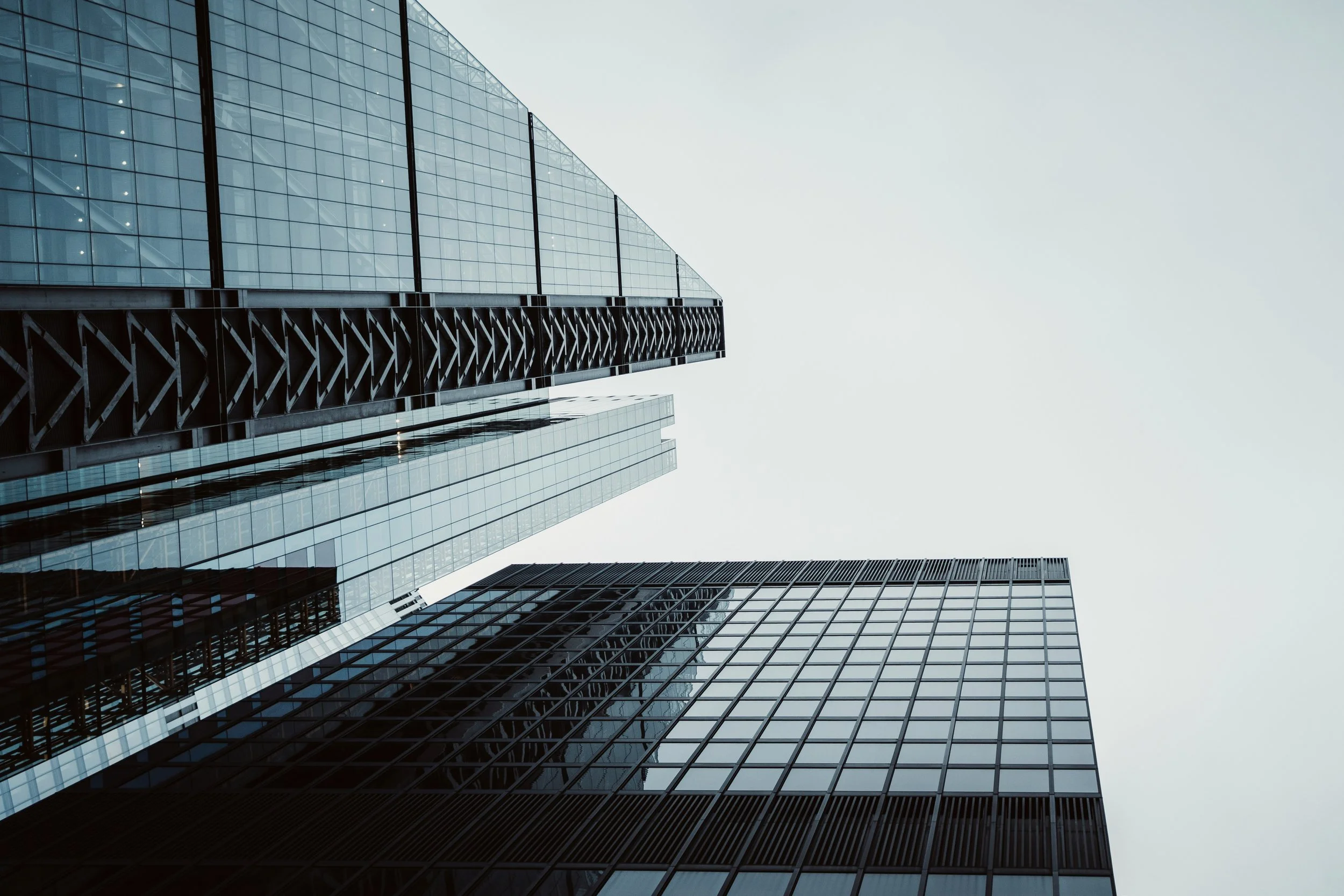 Architettura contemporanea con facciate in vetro rappresentativa di contesto urbano e progetti spaziali complessi