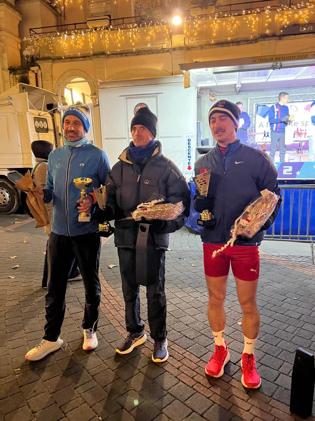 🎄 Pas de tr&ecirc;ve pendant les f&ecirc;tes pour nos athl&egrave;tes ! LA SUITE !

📍 L&rsquo;Hivernale de Caissargues
🗓️ Mardi 30 d&eacute;cembre
🏃 7,5 km &mdash; 539 arrivants

🔥 De tr&egrave;s beaux r&eacute;sultats pour Arles Athl&eacute;tis